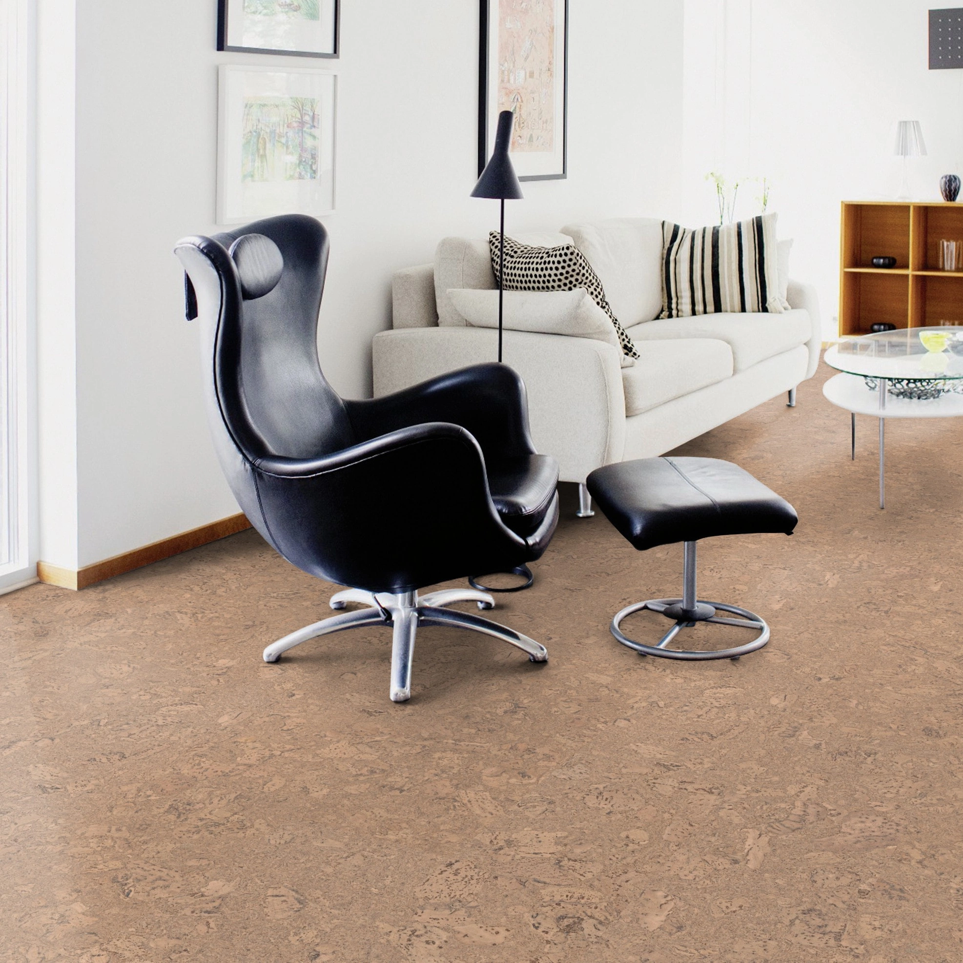 Milieubild Wohnzimmer mit Sessel und bodentiefem Fenster - Wicanders Wise HDF Klick-Korkboden cork Essence Personality Champagne Milieubild Wohnzimmer mit Sessel und bodentiefem Fenster - Wicanders Wise 80002263