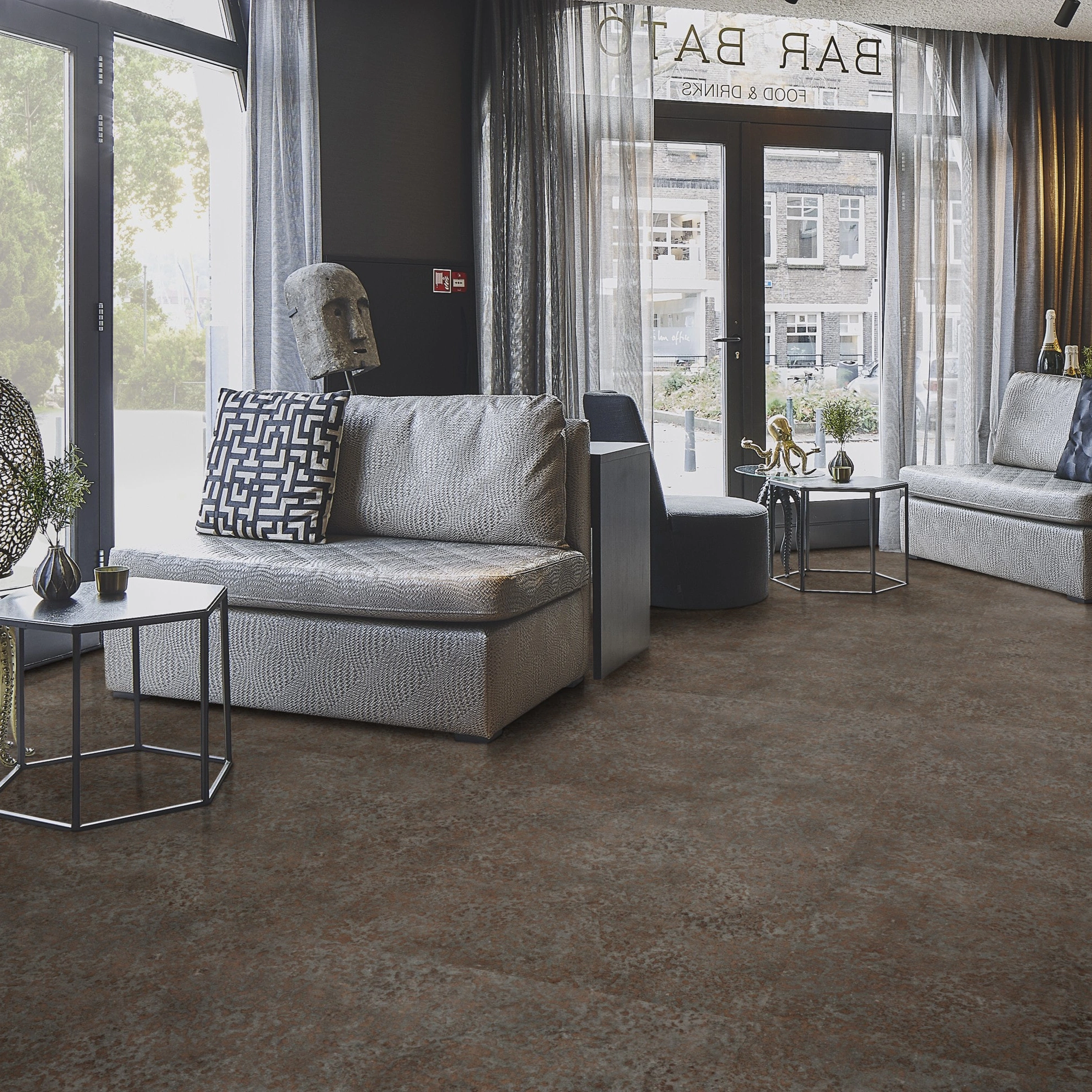 Milieubild Lounge in Hotelbar - Forbo Flooring Klebe-Vinyl Allura Dryback 0.55 Material Oxidized Strata Milieubild Lounge in Hotelbar - Forbo Flooring 243663