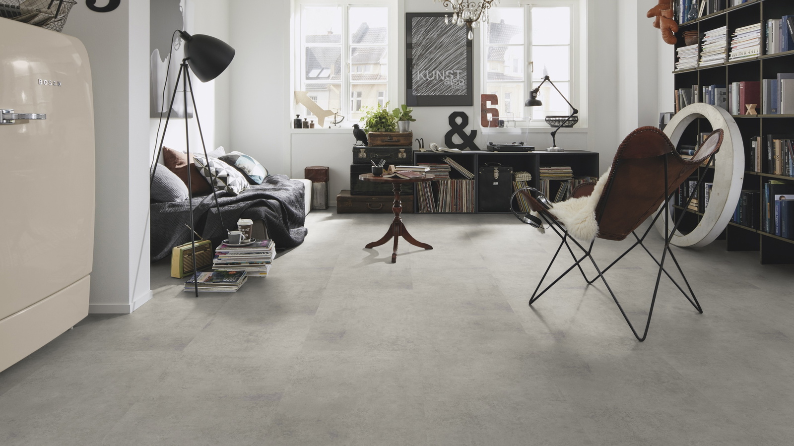 Milieubild Kompaktes Wohnzimmer mit Bücherregal - wineo PL15407SXL