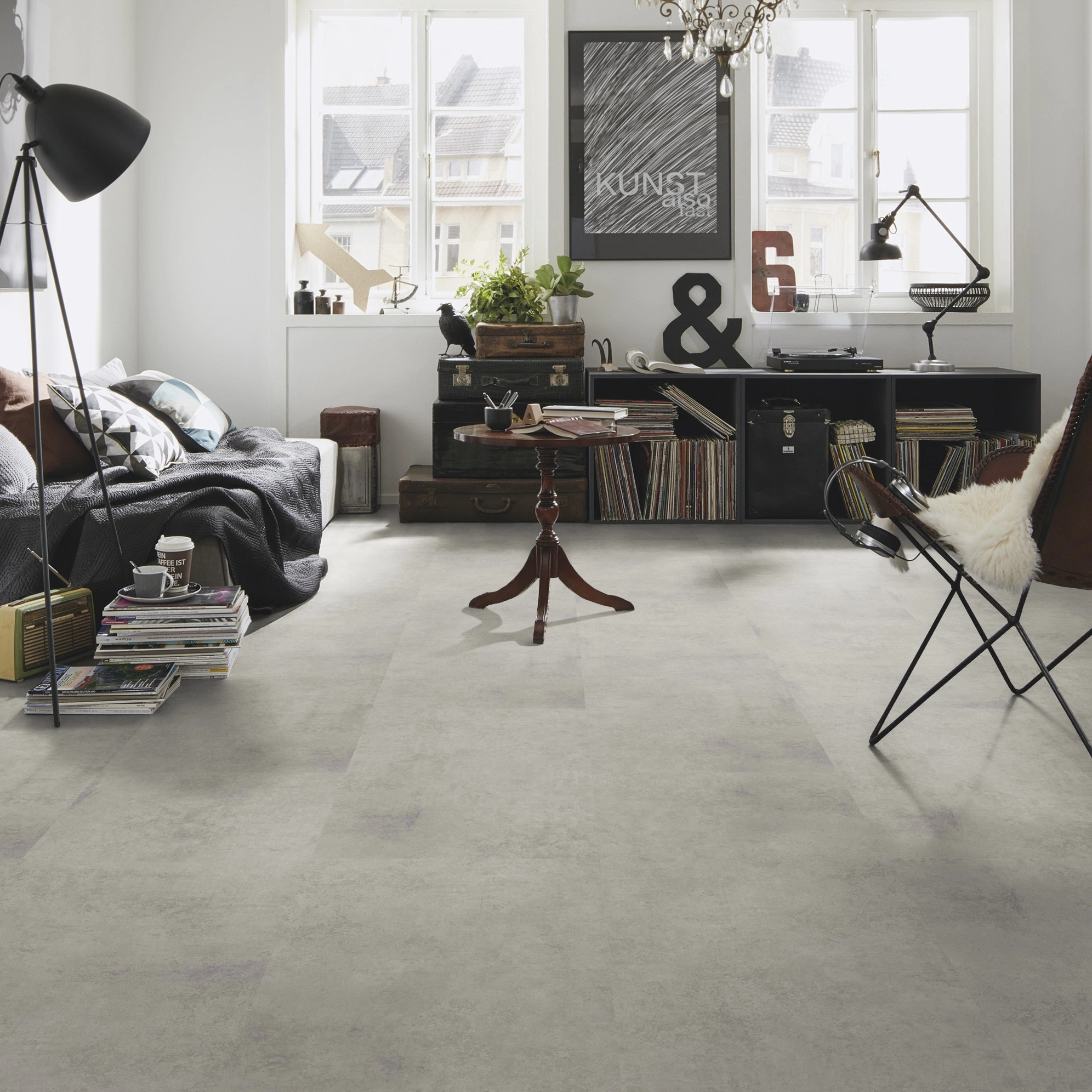 Milieubild Kompaktes Wohnzimmer mit Bücherregal - wineo Klebe-Bioboden PURLINE wineo 1500 stone XL Portland Concrete Grey Milieubild Kompaktes Wohnzimmer mit Bücherregal - wineo PL15407SXL