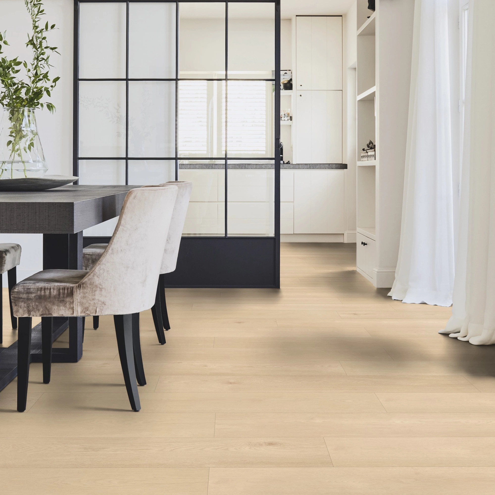 Milieubild Modernes Esszimmer mit Glas-Schiebetür - Tarkett Rigid Klick-Vinyl iD Click Ultimate 55 NATURALS Chatillon Oak Natural Milieubild Modernes Esszimmer mit Glas-Schiebetür - Tarkett 260023005