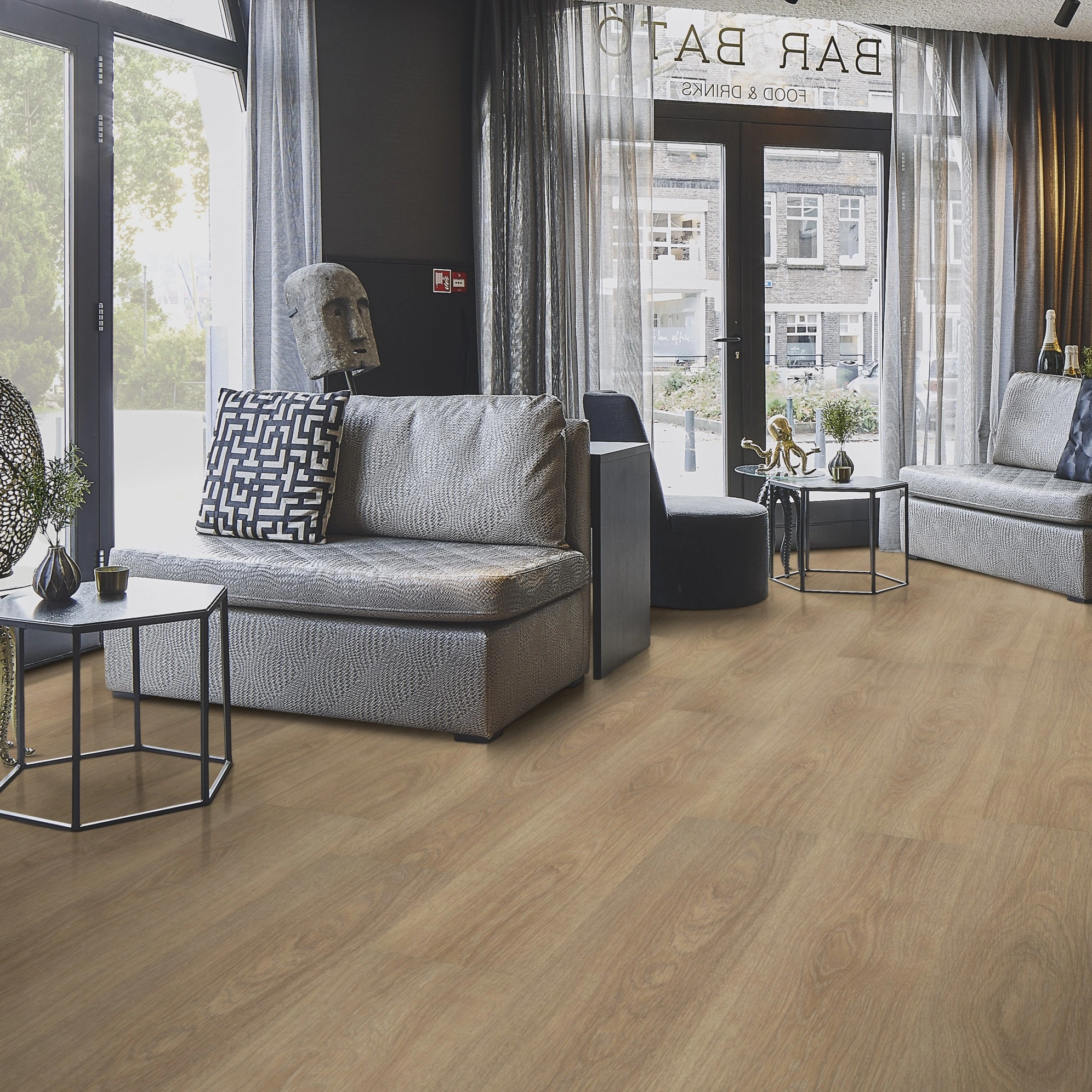 Milieubild Lounge in Hotelbar - Forbo Flooring Klebe-Vinyl Allura Dryback 0.55 Wood Grey Giant Oak Milieubild Lounge in Hotelbar - Forbo Flooring 220108