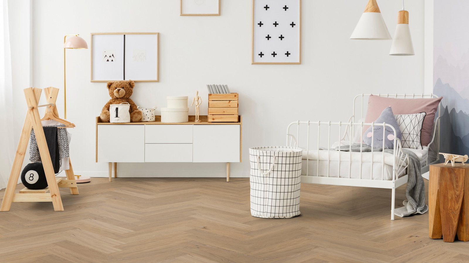 Milieubild Kinderzimmer mit Kinderbett und Kommode - Thede & Witte 52MSÖNF15EI53