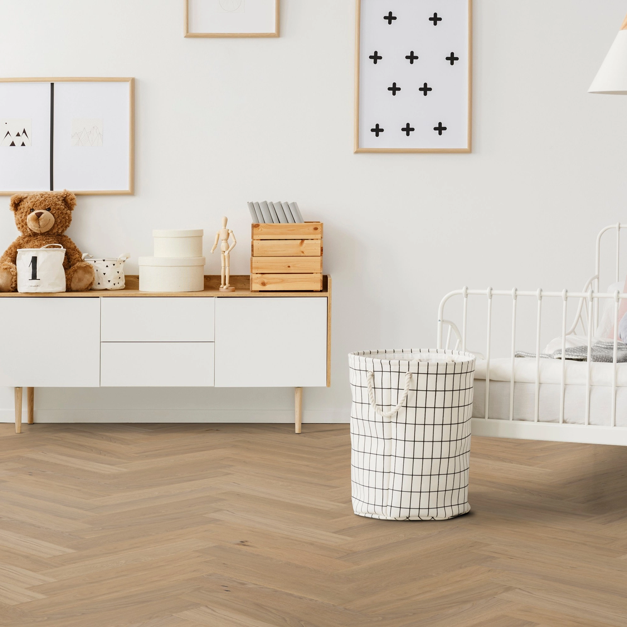 Milieubild Kinderzimmer mit Kinderbett und Kommode - Thede & Witte Parkett Maxistab Eiche Rohoptik Milieubild Kinderzimmer mit Kinderbett und Kommode - Thede & Witte 52MSÖNF15EI53