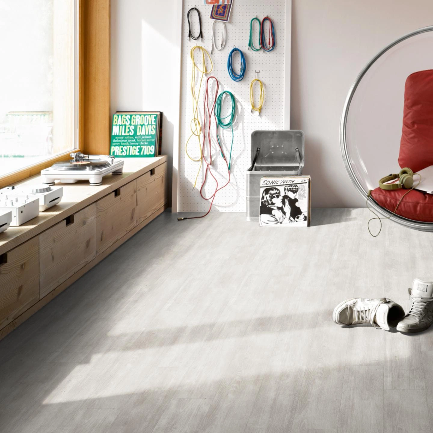 Milieubild Musikzimmer mit Plattenspieler - Parador HDF Klick-Designboden Modular ONE Eiche Nordic grau Milieubild Musikzimmer mit Plattenspieler - Parador 1744548