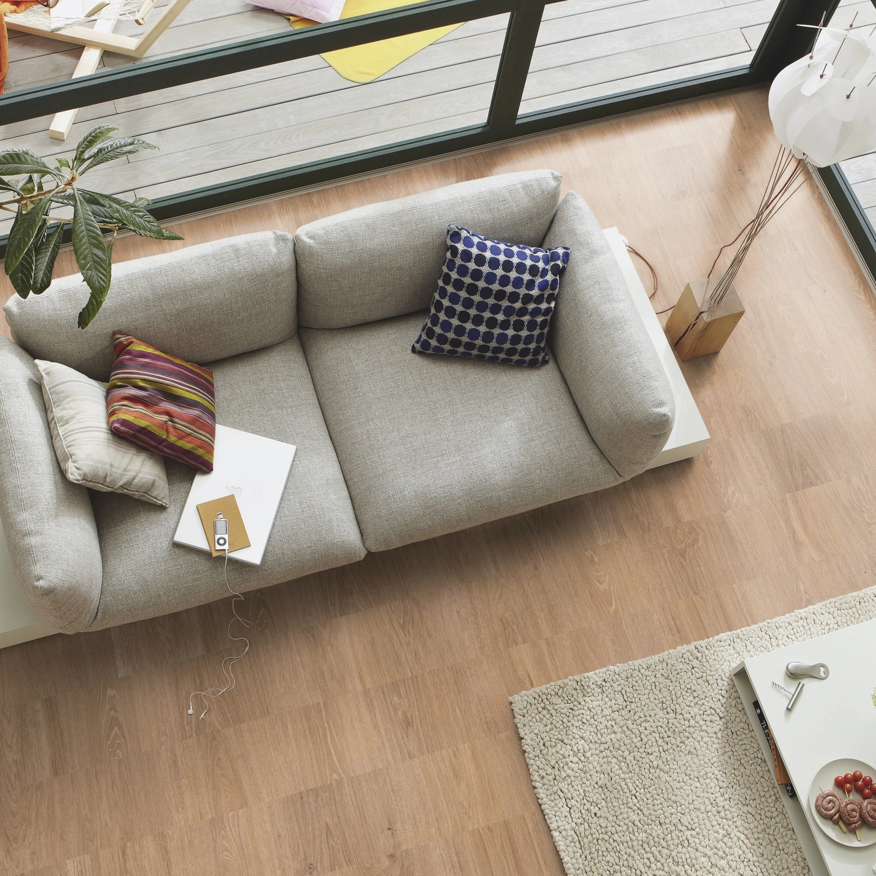 Milieubild Wohnzimmer im Wintergarten - Blick von oben - MEISTER Laminat LC 55 Crosswood Milieubild Wohnzimmer im Wintergarten - Blick von oben - MEISTER 600012-1288198-07135