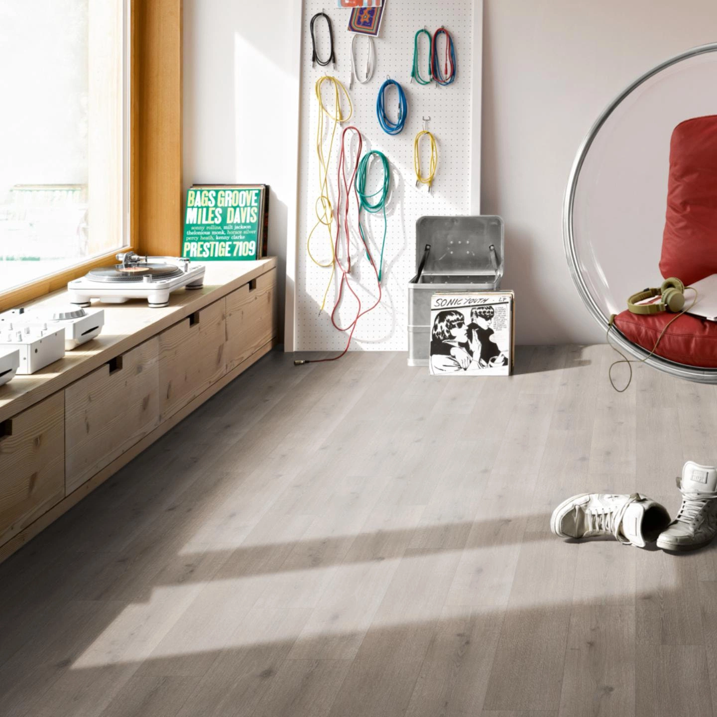 Milieubild Musikzimmer mit Plattenspieler - Parador HDF Klick-Designboden Modular ONE Eiche Urban grau Milieubild Musikzimmer mit Plattenspieler - Parador 1730771