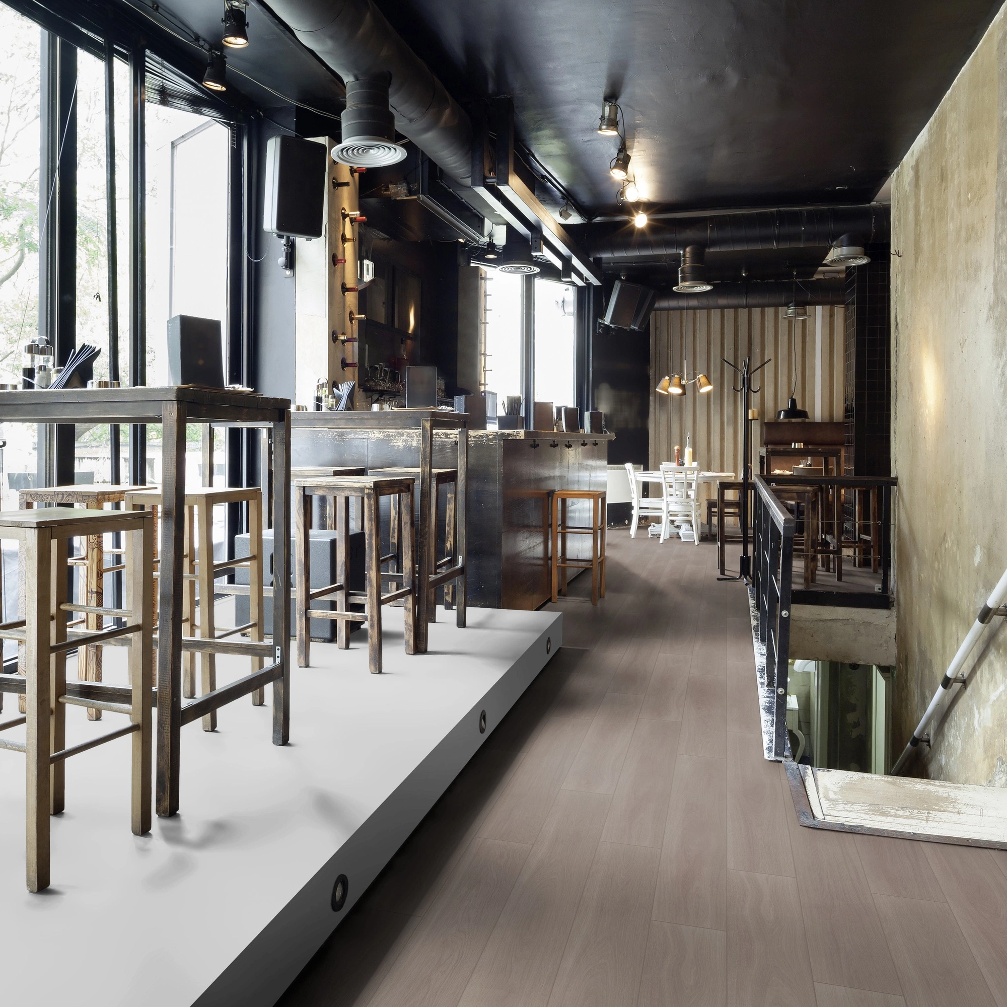 Milieubild Restaurant - Bar mit Tischen und Hockern - wineo Klick-Bioboden PURLINE wineo 1000 wood XL Calm Oak Ash Milieubild Restaurant - Bar mit Tischen und Hockern - wineo PLC308R