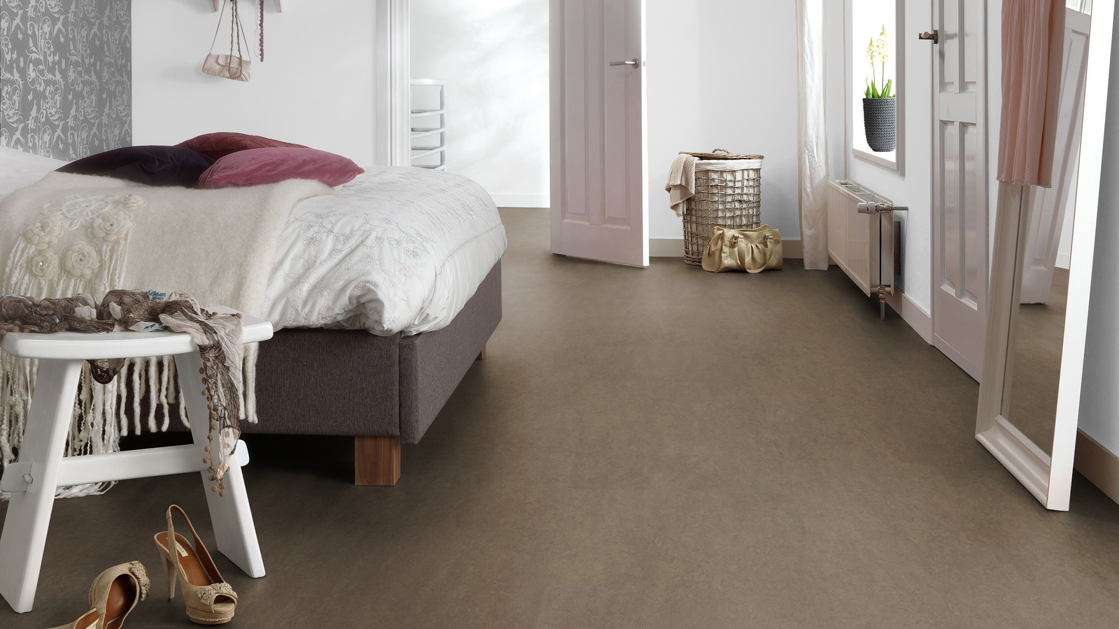 Milieubild Schlafzimmer mit Hocker - Forbo Flooring 255285