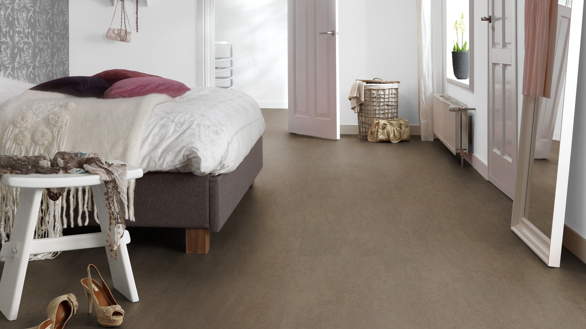 Milieubild Schlafzimmer mit Hocker - Forbo Flooring Marmoleum Modular Neutral Clay Milieubild Schlafzimmer mit Hocker - Forbo Flooring 255285
