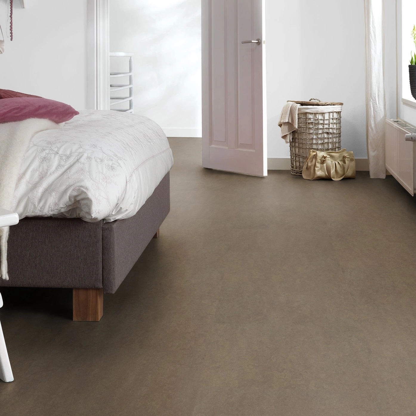 Milieubild Schlafzimmer mit Hocker - Forbo Flooring Marmoleum Modular Neutral Clay Milieubild Schlafzimmer mit Hocker - Forbo Flooring 255285