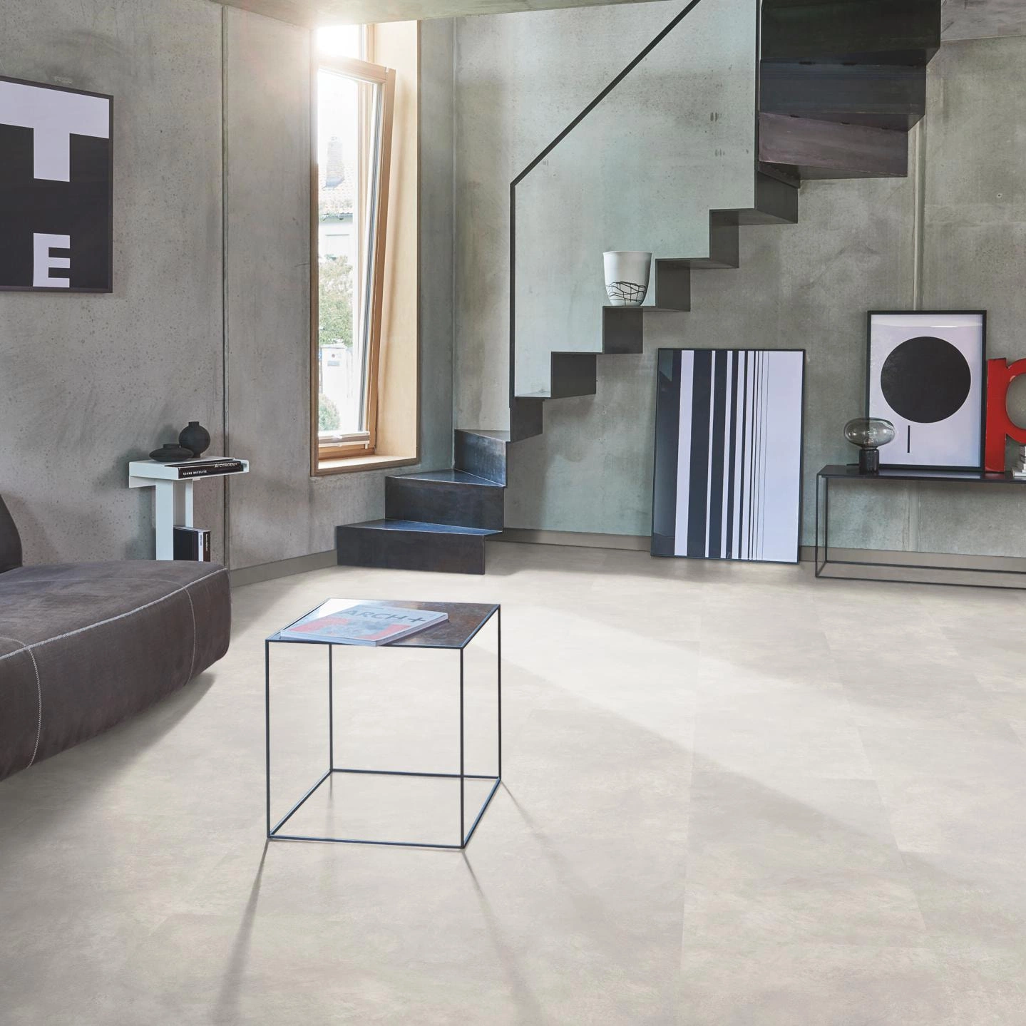 Milieubild Wohnzimmer im modernen Loft-Stil - Parador Klick-Designboden Modular ONE Hydron Beton weiß Milieubild Wohnzimmer im modernen Loft-Stil - Parador 1744856