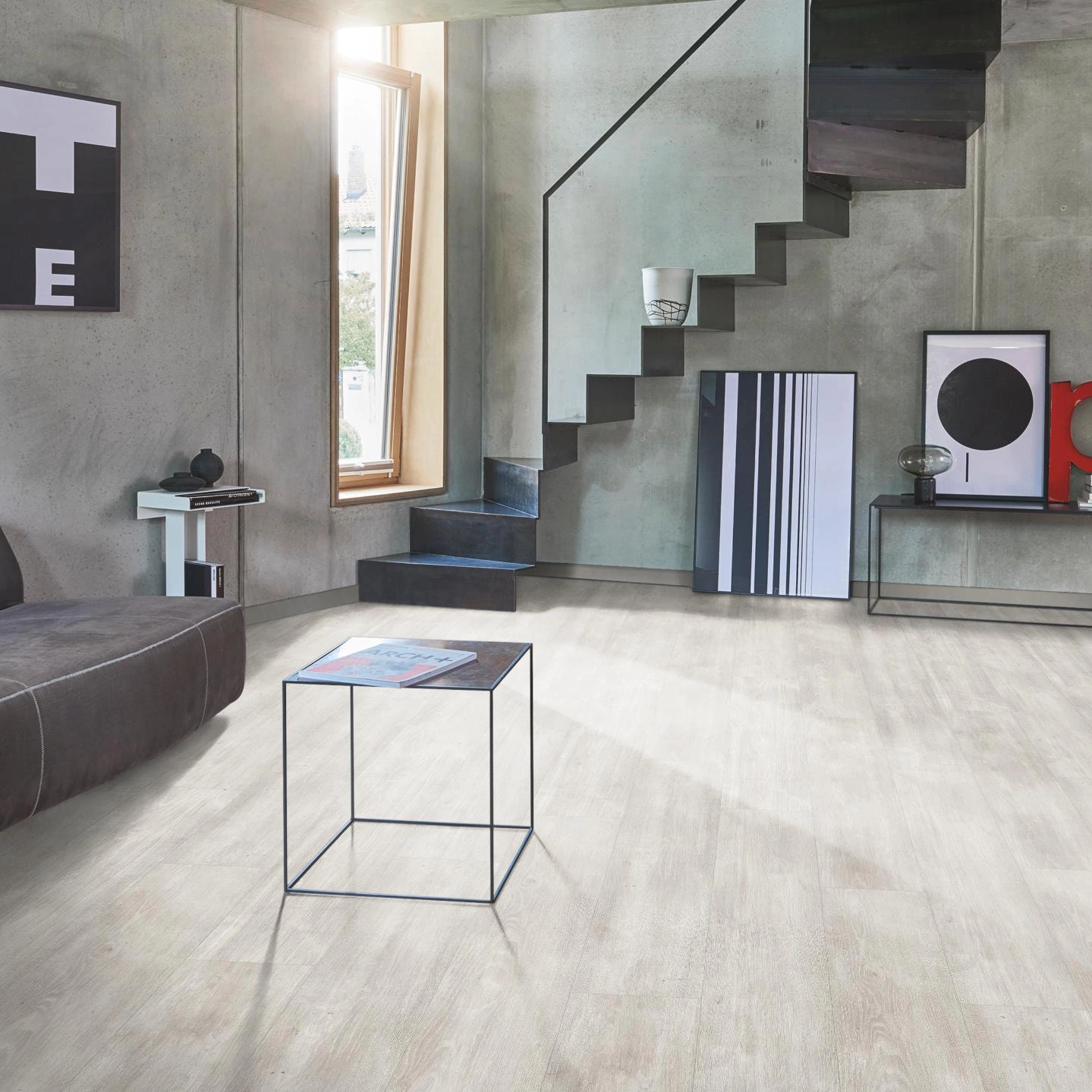 Milieubild Wohnzimmer im modernen Loft-Stil - Parador HDF Klick-Designboden Modular ONE Eiche Nordic grau Milieubild Wohnzimmer im modernen Loft-Stil - Parador 1744548