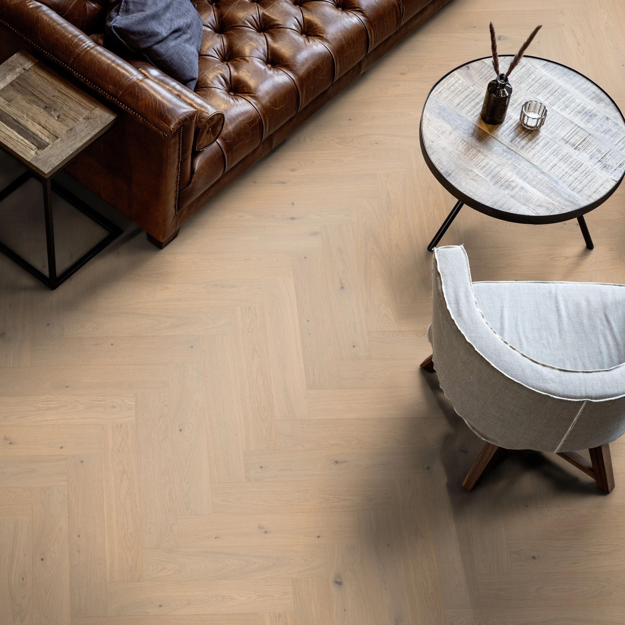 Milieubild Wohnzimmer mit Ledersofa - Blick von oben - ter Hürne Parkett Estate Collection OLIO Eiche Bosa Milieubild Wohnzimmer mit Ledersofa - Blick von oben - ter Hürne 1101312671
