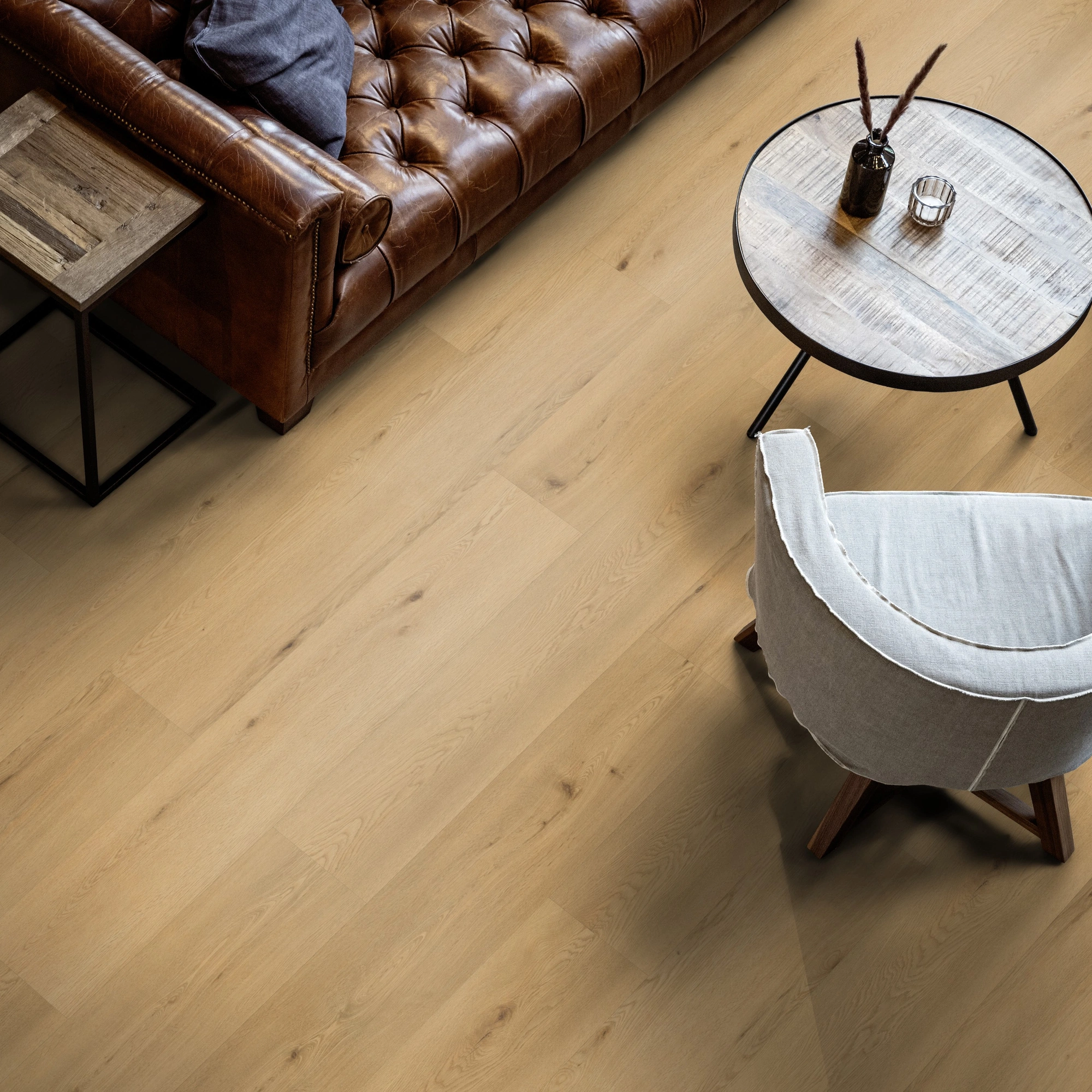 Milieubild Wohnzimmer mit Ledersofa - Blick von oben - ter Hürne Klebe-Vinyl Pro Classic Edition Eiche Marseille Milieubild Wohnzimmer mit Ledersofa - Blick von oben - ter Hürne 1101210425