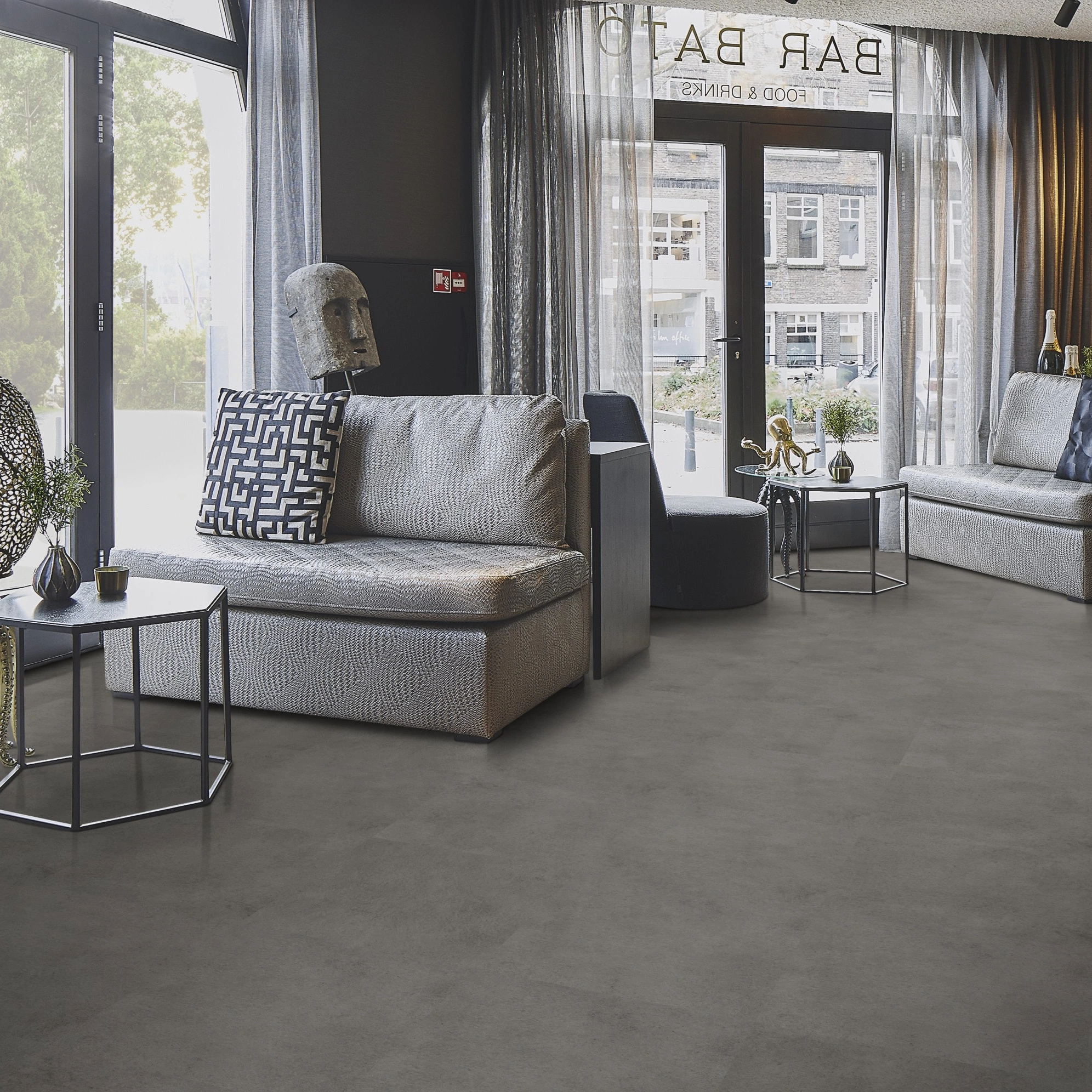 Milieubild Lounge in Hotelbar - Forbo Flooring Klebe-Vinyl Allura Dryback 0.55 Material Rock Cement Milieubild Lounge in Hotelbar - Forbo Flooring 243652