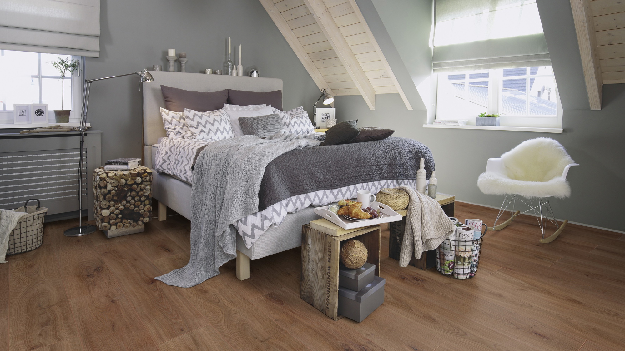 Milieubild Schlafzimmer im modernen Dachgeschoss - wineo Klick-Bioboden PURLINE wineo 1000 wood XL Noble Oak Chocolate Milieubild Schlafzimmer im modernen Dachgeschoss - wineo PLC312R
