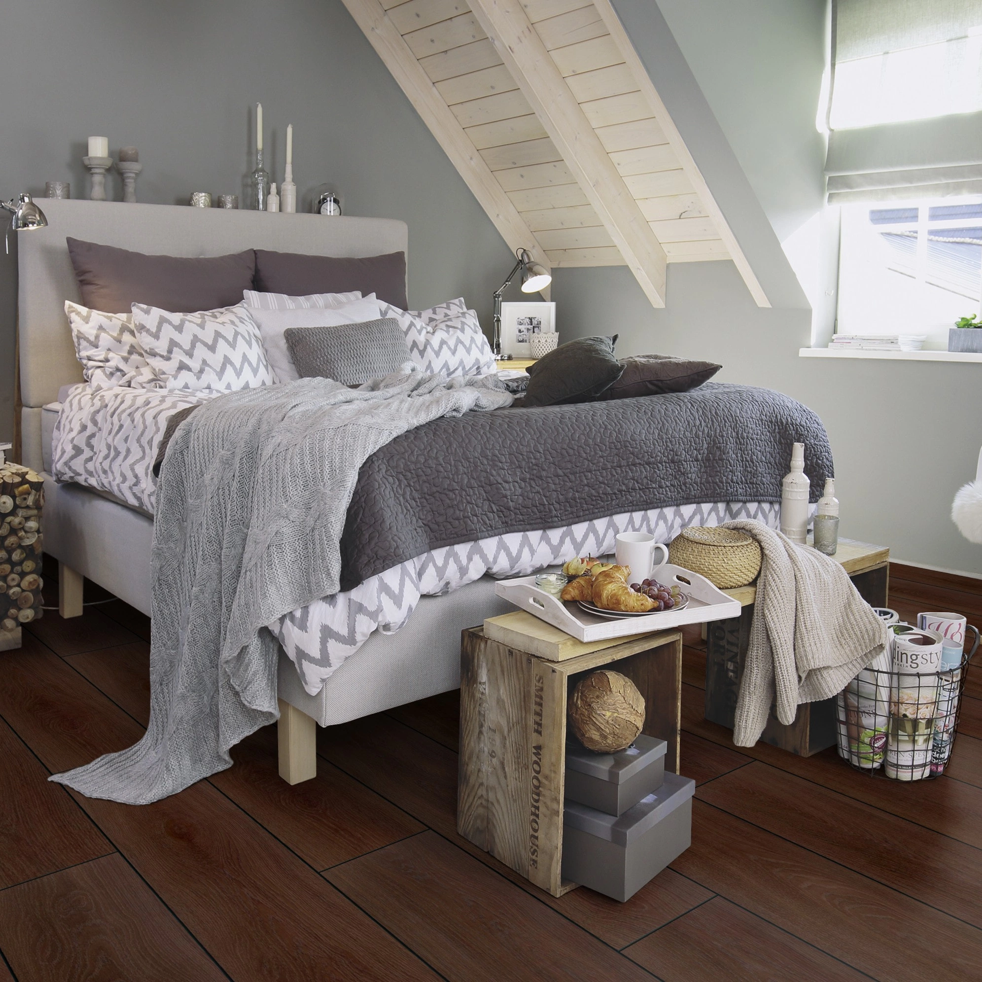 Milieubild Schlafzimmer im modernen Dachgeschoss - wineo Klebe-Bioboden PURLINE wineo 1000 wood XL Calm Oak Mocca Milieubild Schlafzimmer im modernen Dachgeschoss - wineo PL307R