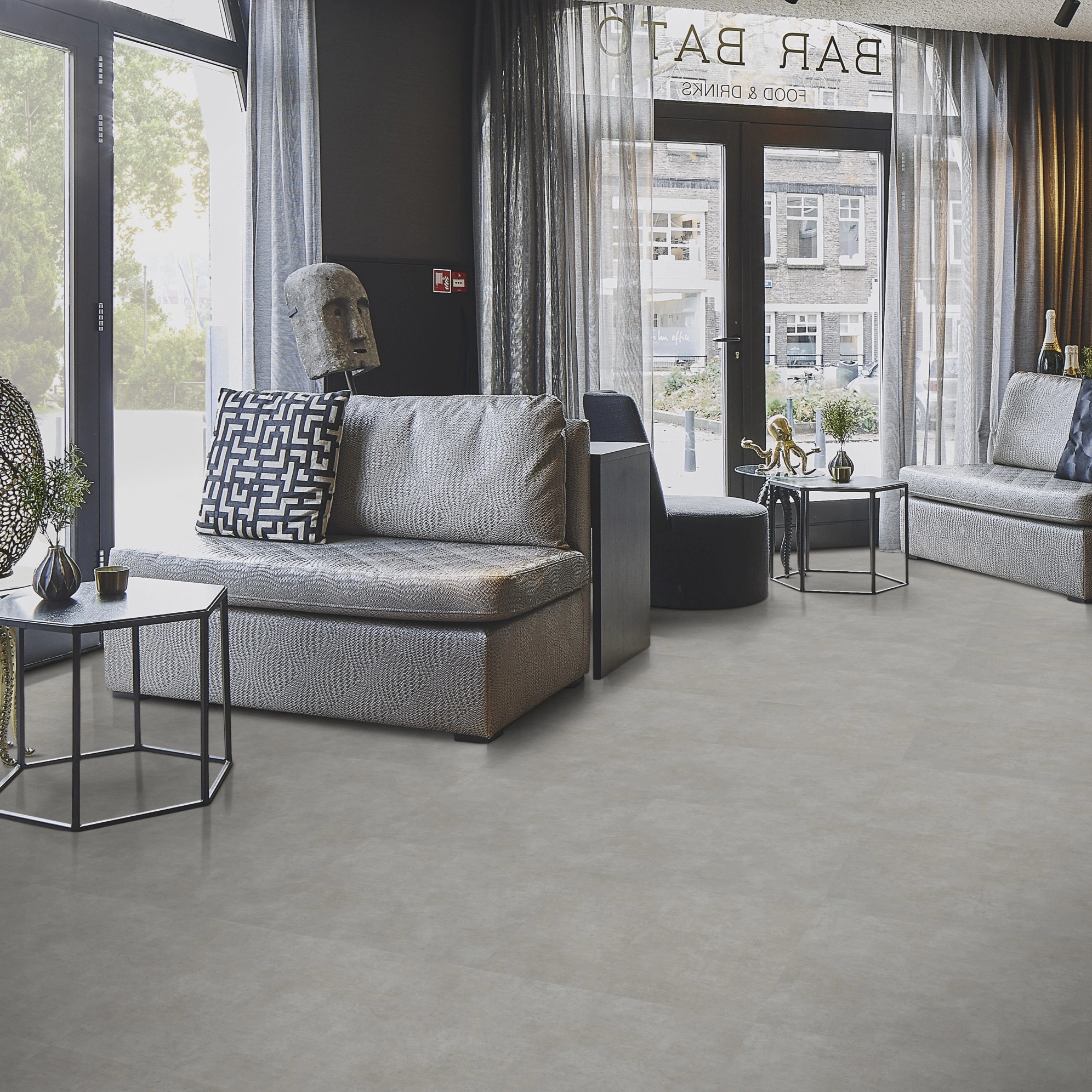 Milieubild Lounge in Hotelbar - Forbo Flooring Klebe-Vinyl Allura Dryback 0.55 Material Grigio Concrete Milieubild Lounge in Hotelbar - Forbo Flooring 220183