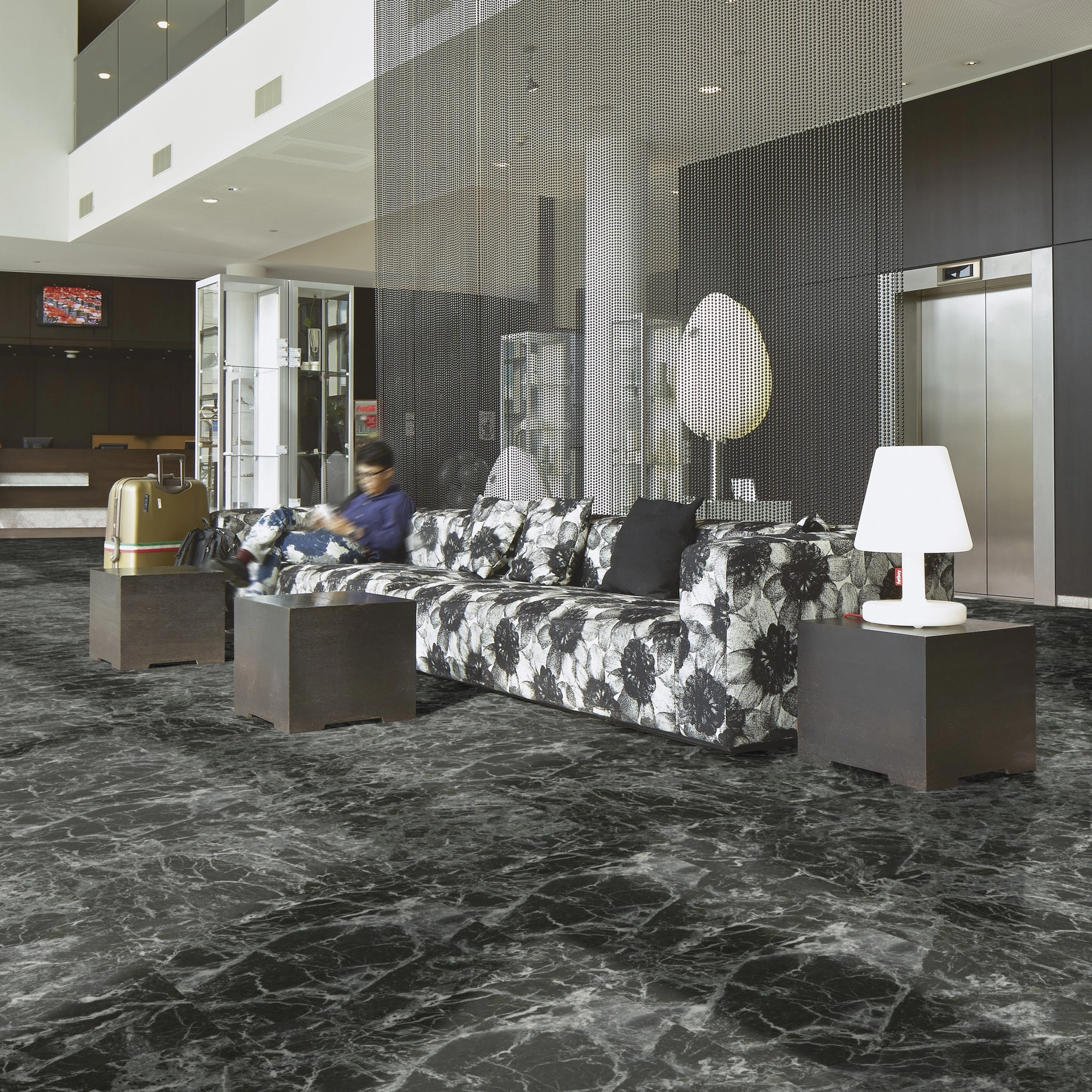 Milieubild Hotellobby mit Rezeption - Forbo Flooring Klebe-Vinyl Allura Dryback 0.55 Material Forest Marble Milieubild Hotellobby mit Rezeption - Forbo Flooring 243646