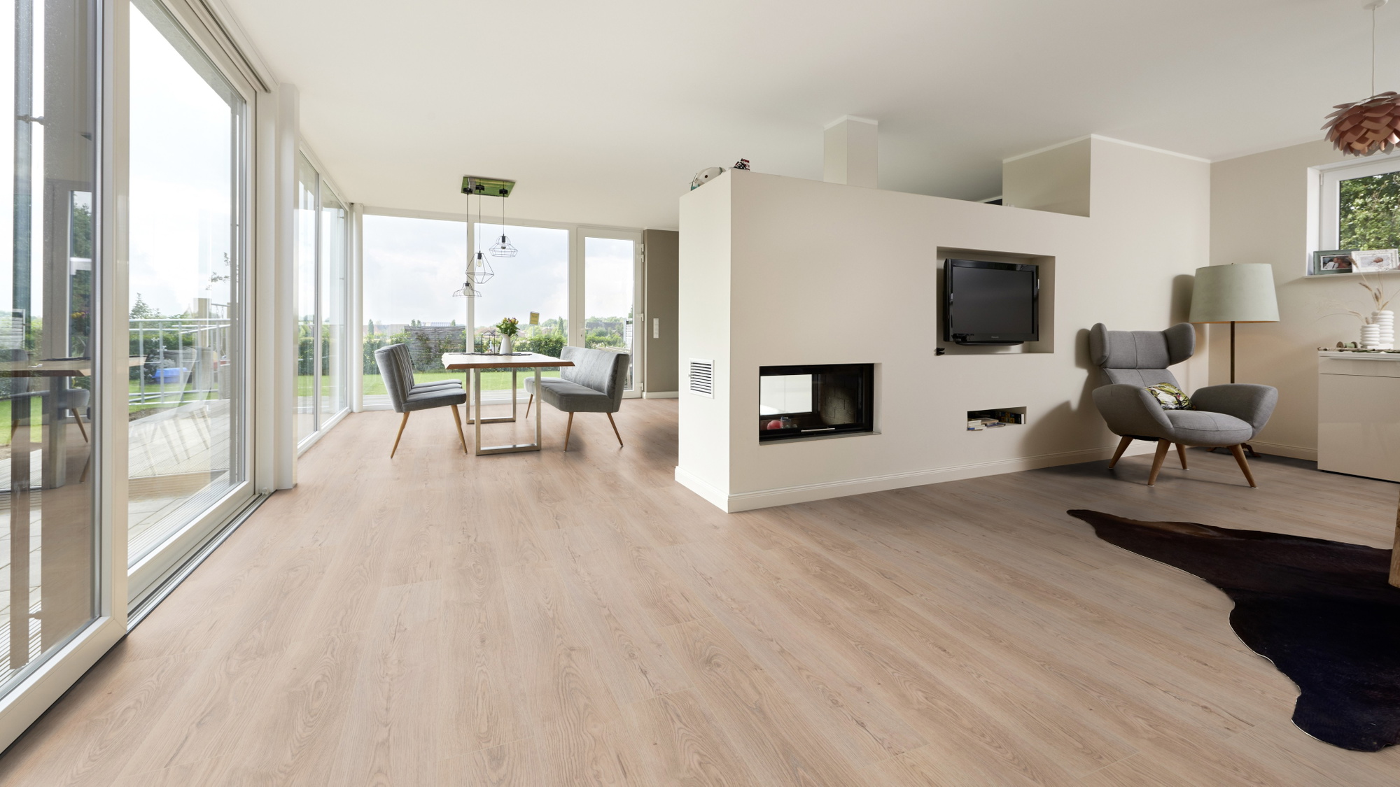 Milieubild Wohnzimmer mit Essbereich und Kamin - ter Hürne HDF Klick-Designboden Dureco Silent Classic Edition Eiche Bali Milieubild Wohnzimmer mit Essbereich und Kamin - ter Hürne 1101330004