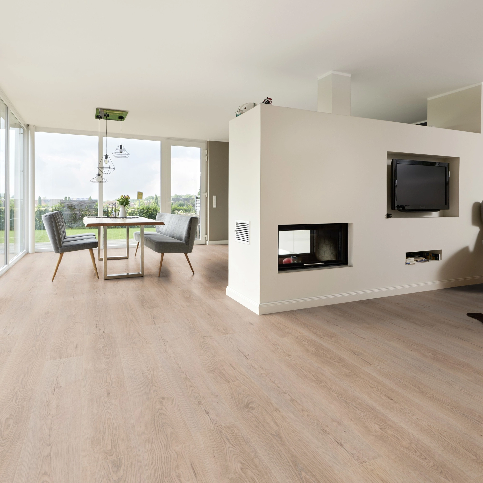 Milieubild Wohnzimmer mit Essbereich und Kamin - ter Hürne HDF Klick-Designboden Dureco Silent Classic Edition Eiche Bali Milieubild Wohnzimmer mit Essbereich und Kamin - ter Hürne 1101330004