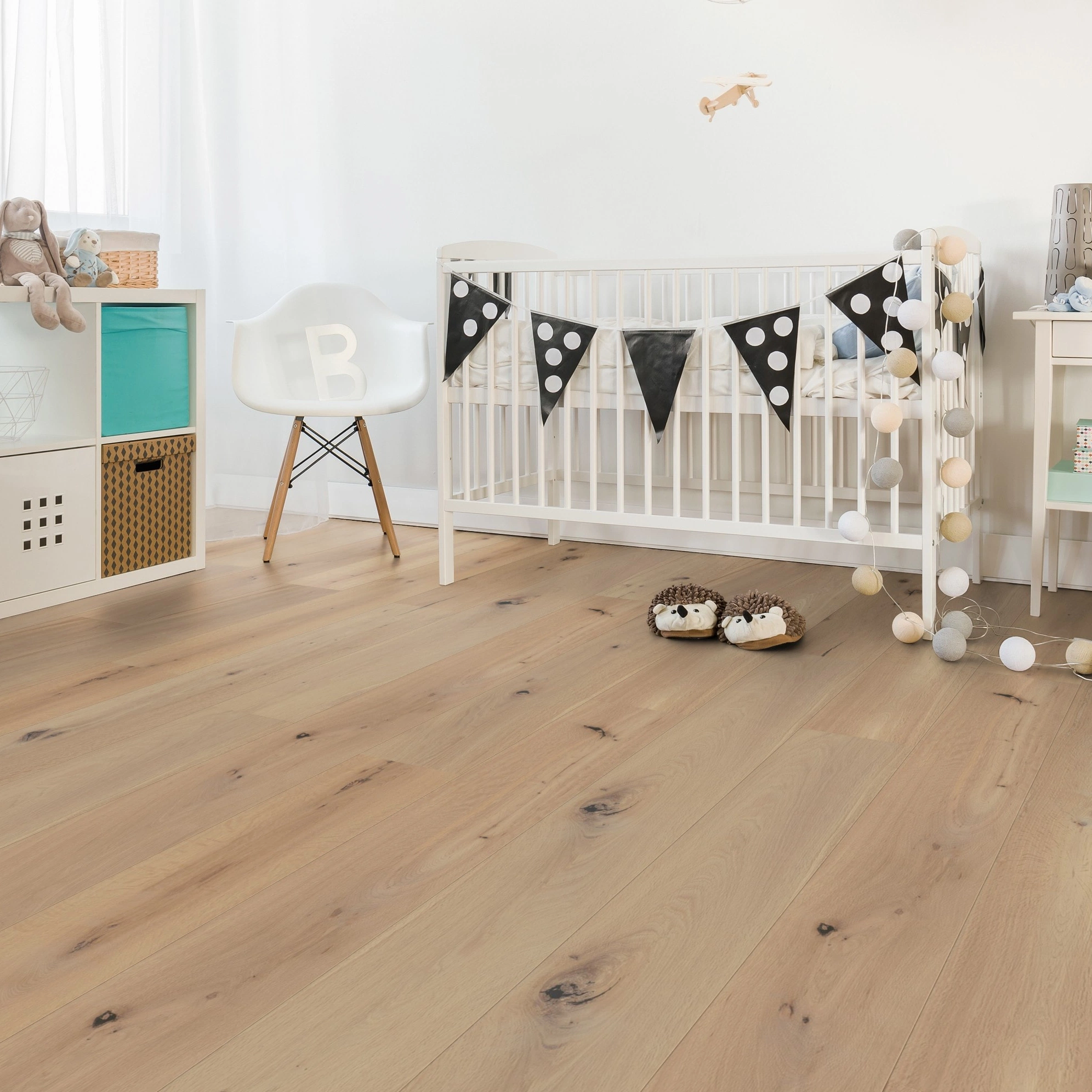 Milieubild Kinderzimmer mit weißer Krippe - Wicanders Wise Parkett Manor House Keppel Milieubild Kinderzimmer mit weißer Krippe - Wicanders Wise 82000280