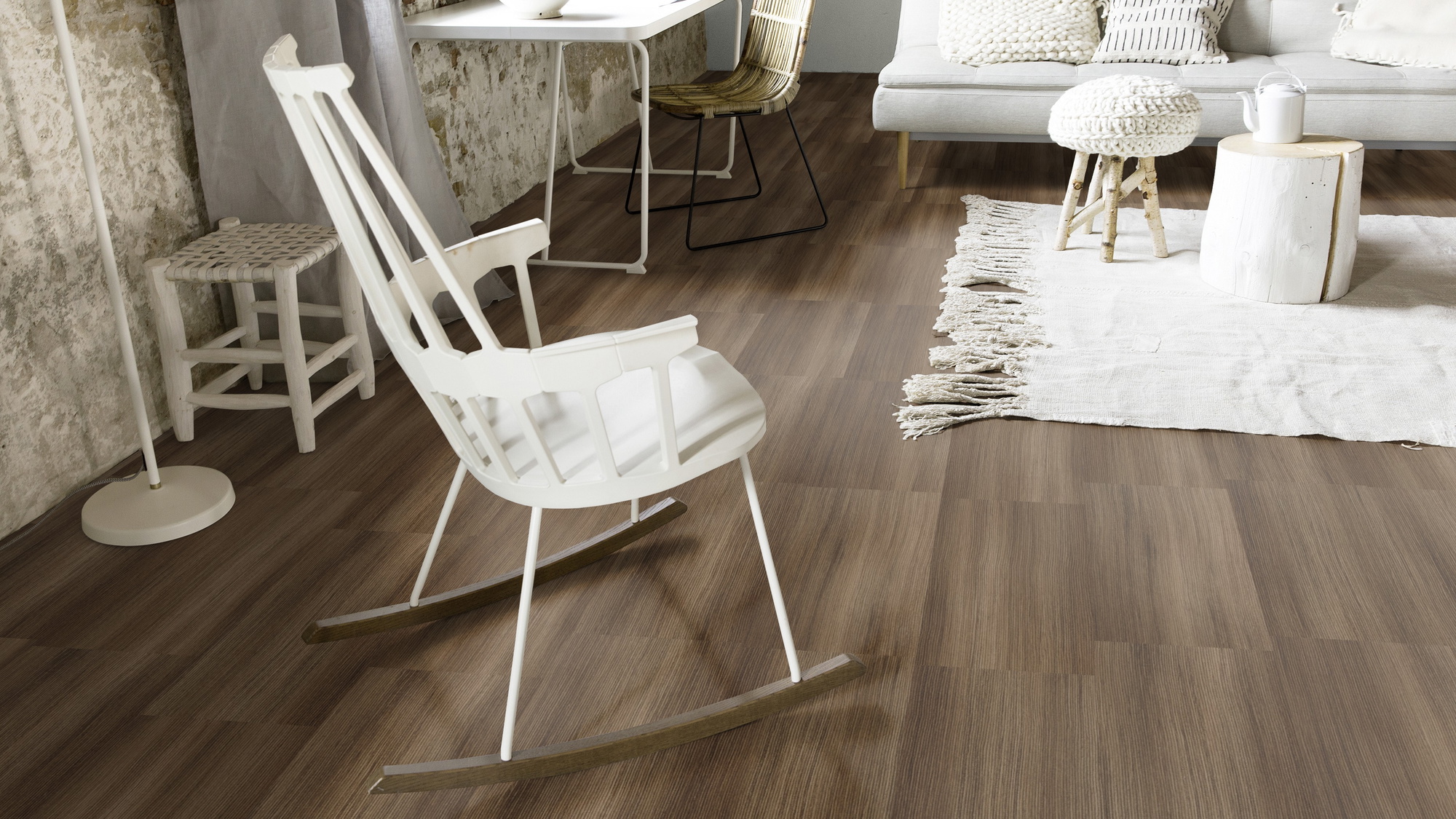 Milieubild Wohnzimmer mit Schaukelstuhl im skandinavischen Stil - Forbo Flooring Klebe-Vinyl Allura Dryback 0.55 Wood Natural Twine Milieubild Wohnzimmer mit Schaukelstuhl im skandinavischen Stil - Forbo Flooring 243635