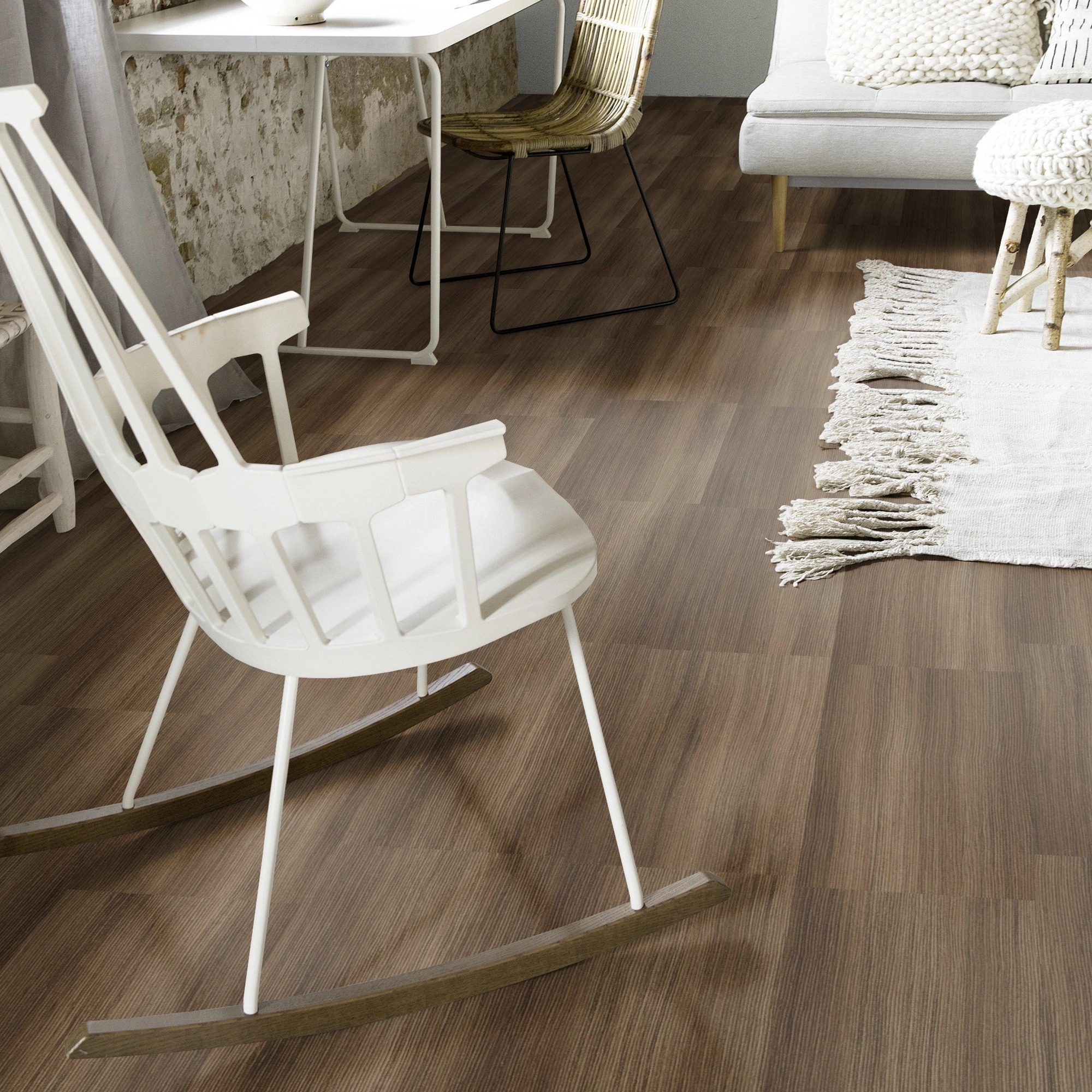 Milieubild Wohnzimmer mit Schaukelstuhl im skandinavischen Stil - Forbo Flooring Klebe-Vinyl Allura Dryback 0.55 Wood Natural Twine Milieubild Wohnzimmer mit Schaukelstuhl im skandinavischen Stil - Forbo Flooring 243635