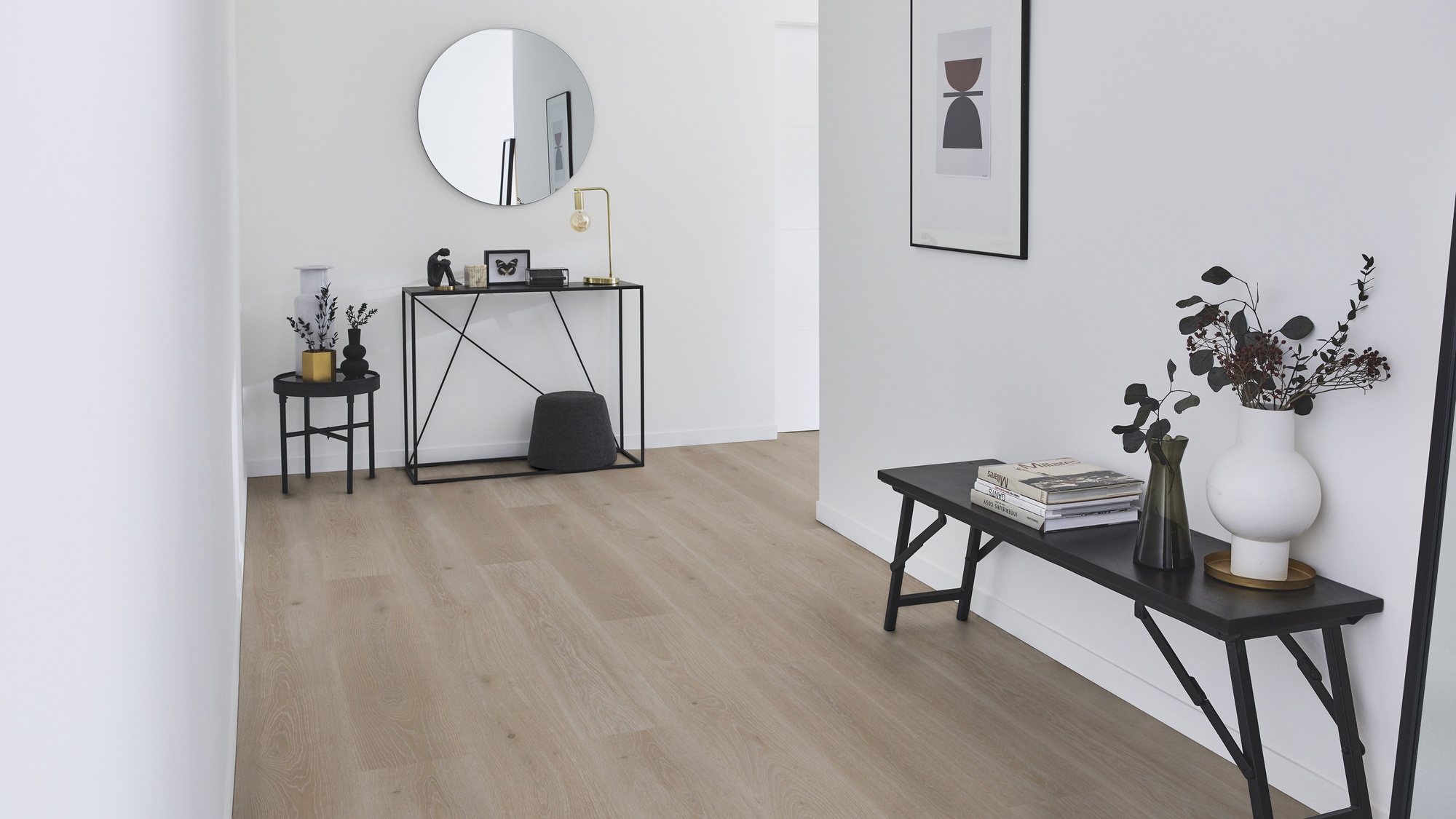 Milieubild Flur mit Sideboard und Spiegel - Tarkett Klebe-Vinyl Essence 55 Tribe Oak Grey Milieubild Flur mit Sideboard und Spiegel - Tarkett 260053008