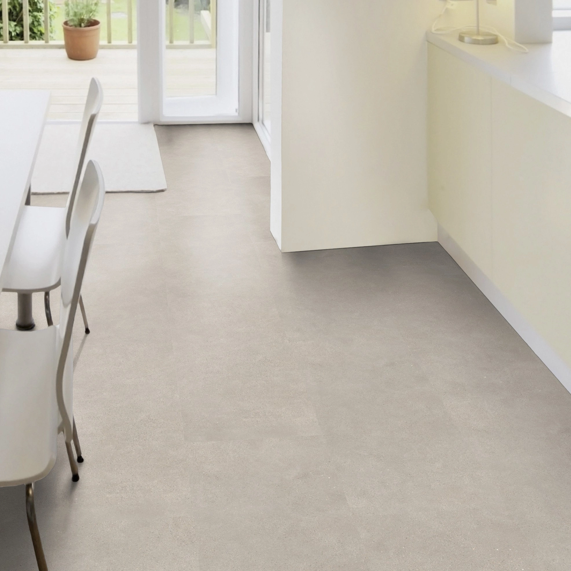 Milieubild Esszimmer mit Terrassentür - Wicanders Wise HDF Klick-Designboden stone Natural Microcement Greige Milieubild Esszimmer mit Terrassentür - Wicanders Wise 80003908
