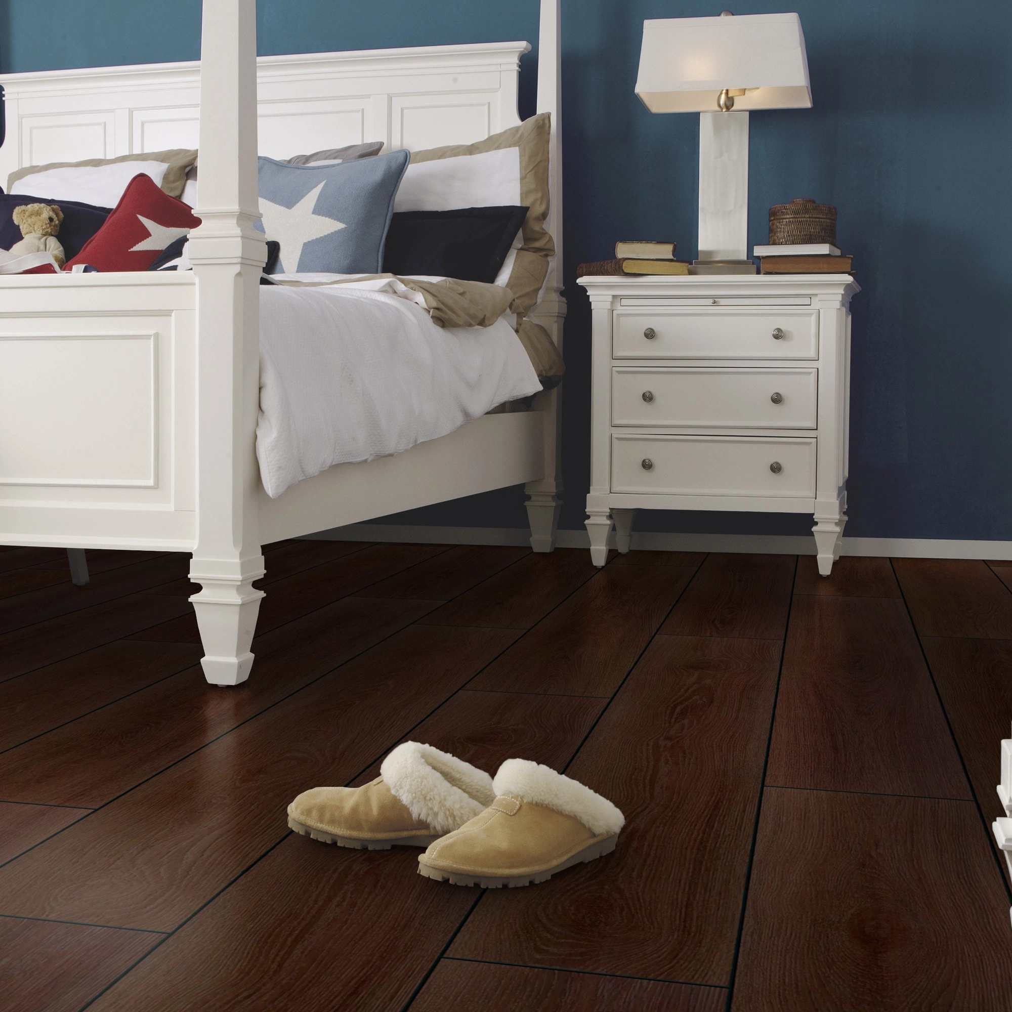 Milieubild Schlafzimmer im Landhaus-Stil - wineo Klebe-Bioboden PURLINE wineo 1000 wood XL Calm Oak Mocca Milieubild Schlafzimmer im Landhaus-Stil - wineo PL307R