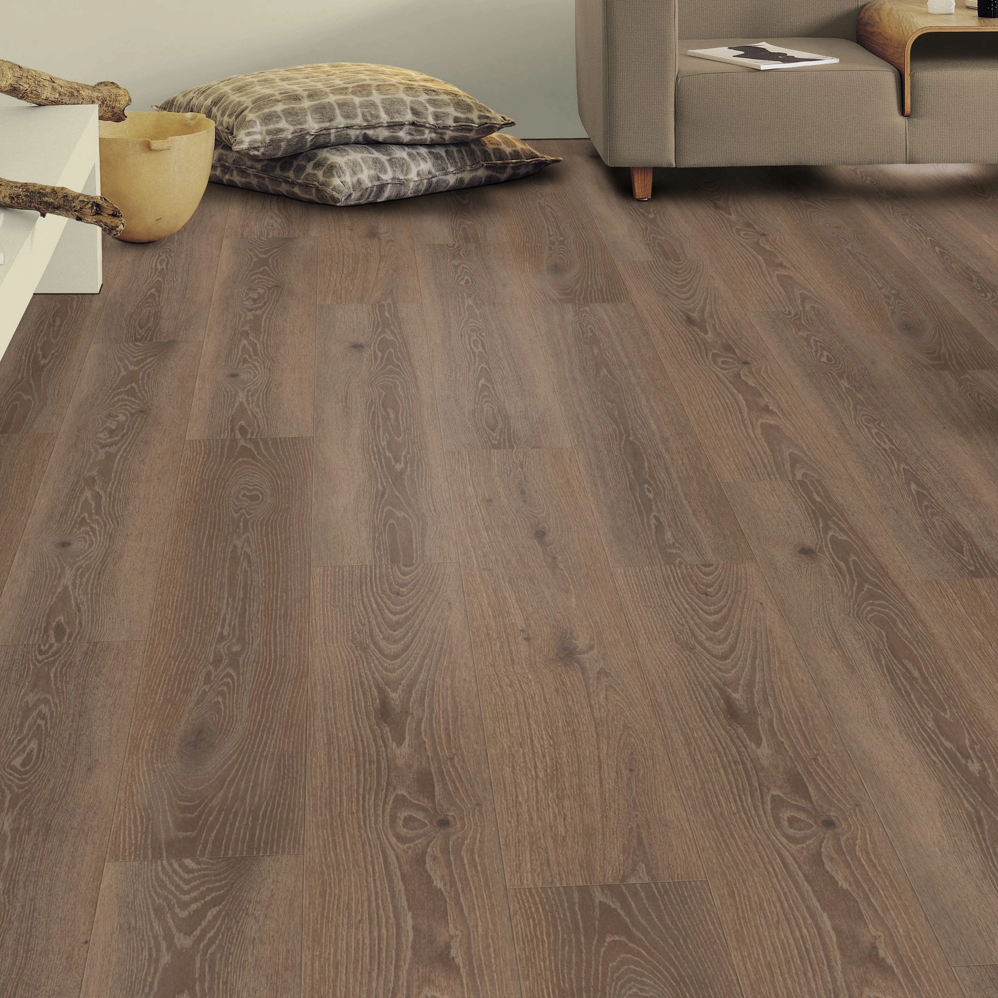 Milieubild Wohnzimmer mit Sideboard - Tarkett Klebe-Vinyl Essence 55 Tribe Oak Mocha Milieubild Wohnzimmer mit Sideboard - Tarkett 260053009