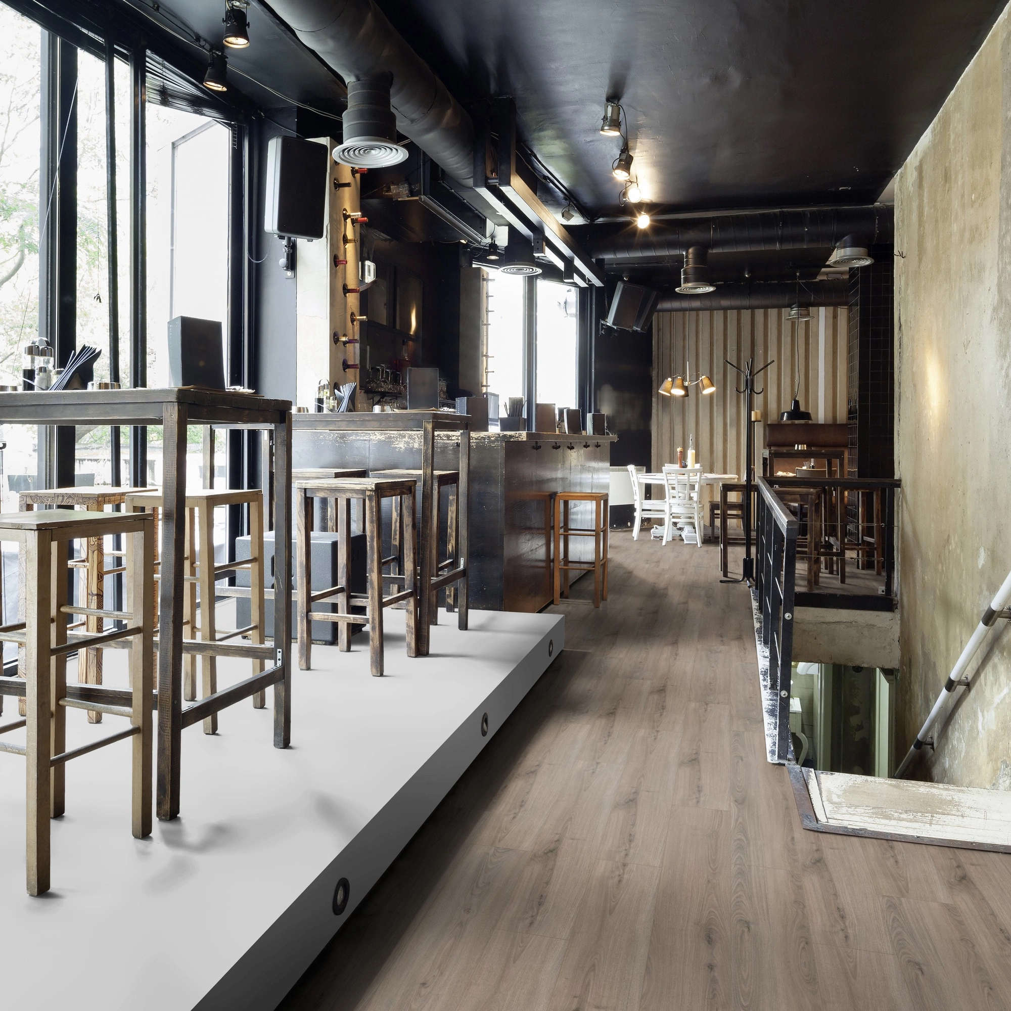 Milieubild Restaurant - Bar mit Tischen und Hockern - wineo Klebe-Bioboden PURLINE wineo 1200 wood XL Smile for Emma Milieubild Restaurant - Bar mit Tischen und Hockern - wineo PL084R