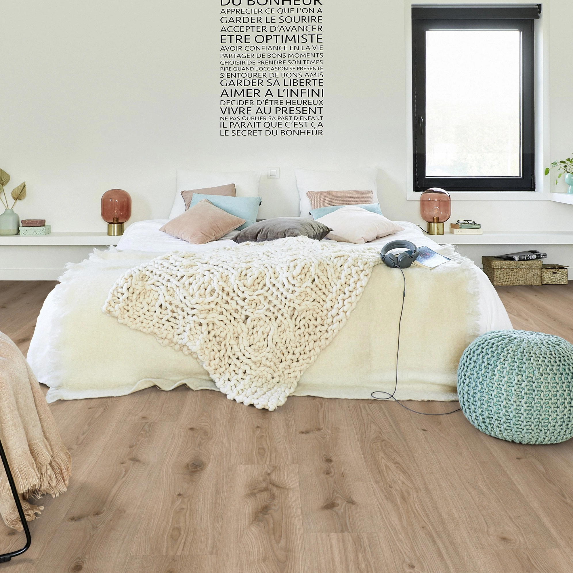 Milieubild Modernes Schlafzimmer - Bett mit Stuhl - Tarkett Klebe-Vinyl Essence 55 Primary Oak Light Grey Milieubild Modernes Schlafzimmer - Bett mit Stuhl - Tarkett 260053006