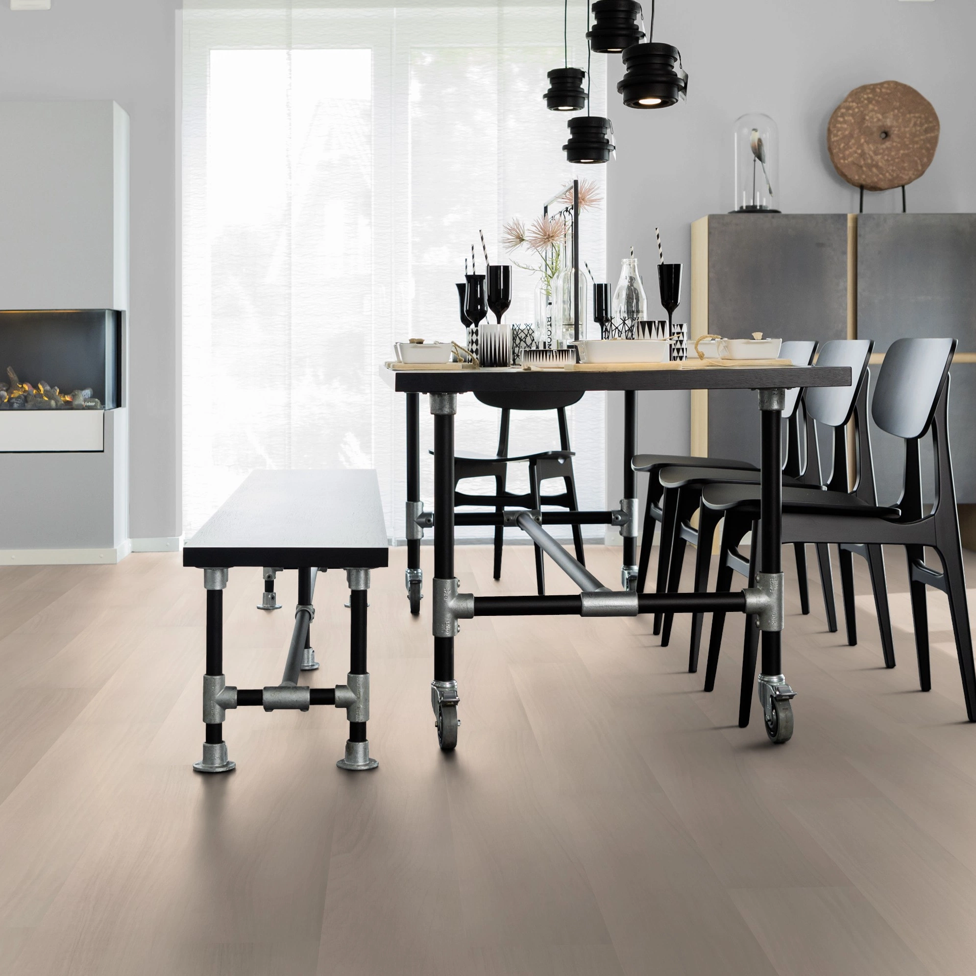 Milieubild Esszimmer mit Kamin - wineo Klebe-Bioboden PURLINE wineo 1000 wood L Light Maple Cream Milieubild Esszimmer mit Kamin - wineo PL296R