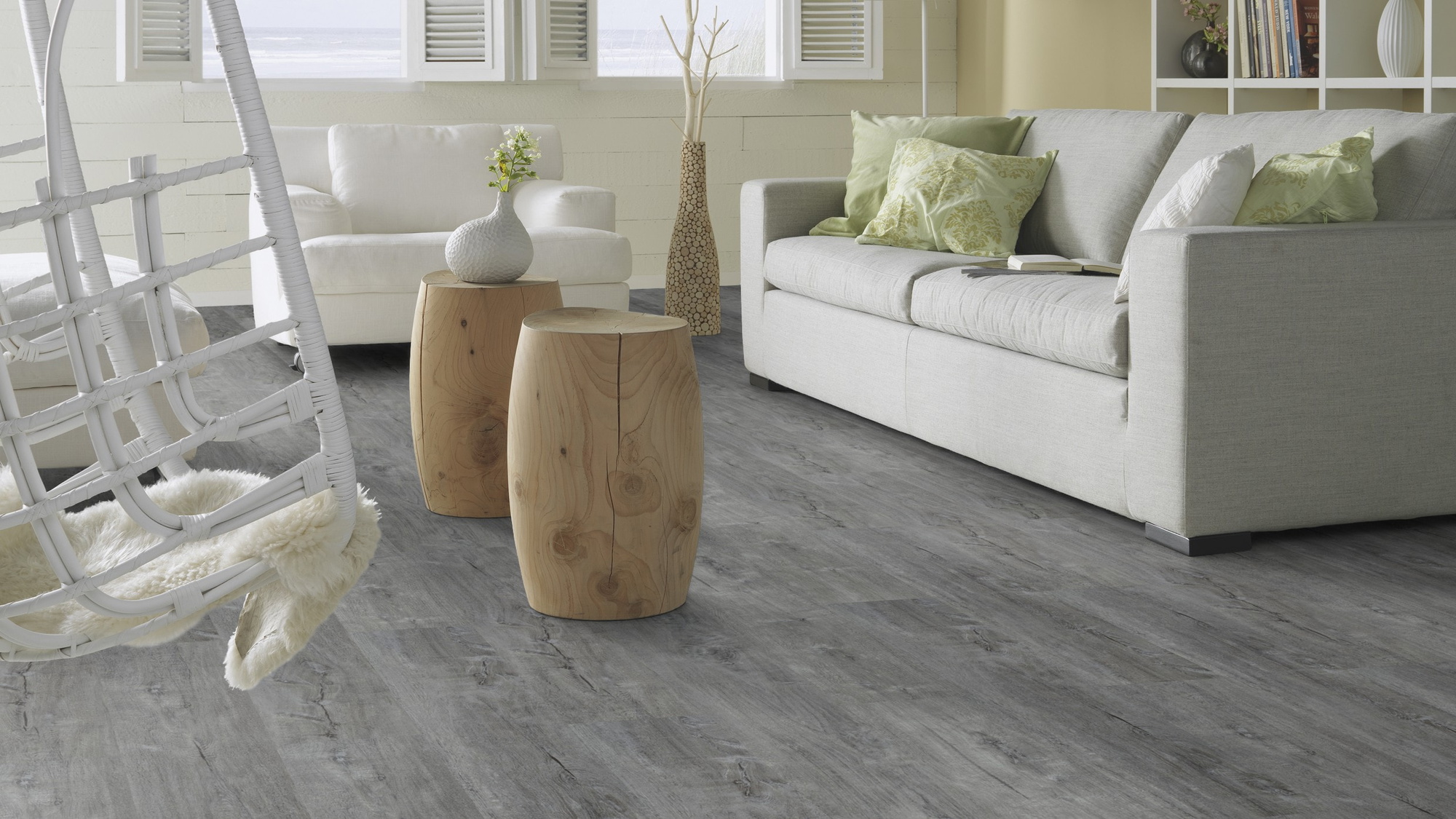 Milieubild Modernes, freundliches Wohnzimmer mit Sofa - Forbo Flooring Klebe-Vinyl Enduro Dryback Wood Anthracite Timber Milieubild Modernes, freundliches Wohnzimmer mit Sofa - Forbo Flooring 217626