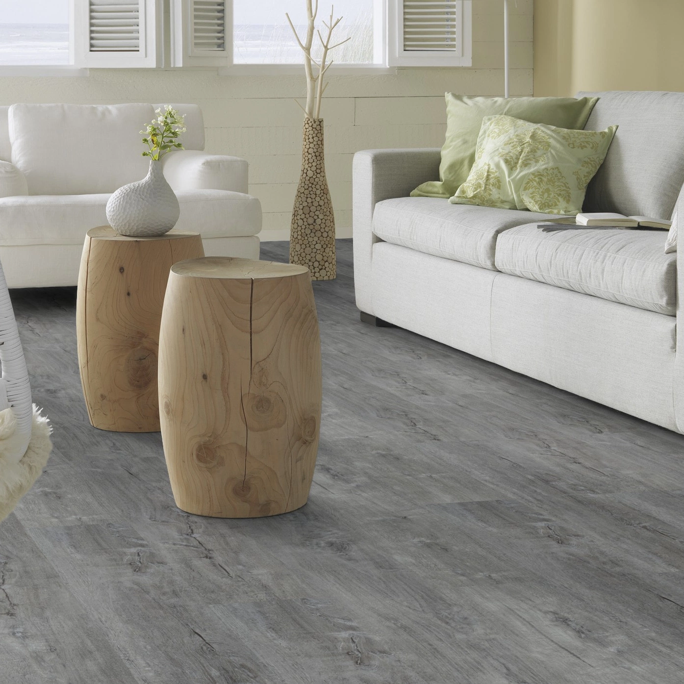 Milieubild Modernes, freundliches Wohnzimmer mit Sofa - Forbo Flooring Klebe-Vinyl Enduro Dryback Wood Anthracite Timber Milieubild Modernes, freundliches Wohnzimmer mit Sofa - Forbo Flooring 217626
