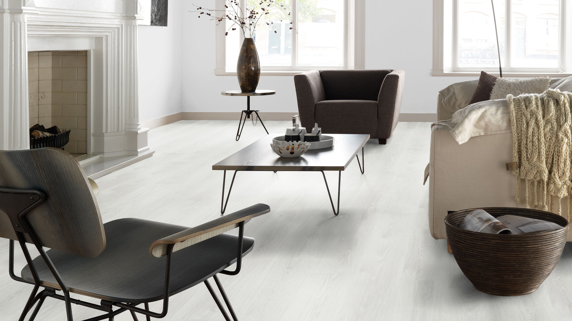 Milieubild Altbau-Wohnzimmer mit Kamin - Forbo Flooring Klebe-Vinyl Enduro Dryback Wood White Oak Milieubild Altbau-Wohnzimmer mit Kamin - Forbo Flooring 217621