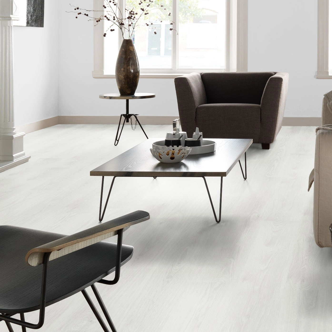 Milieubild Altbau-Wohnzimmer mit Kamin - Forbo Flooring Klebe-Vinyl Enduro Dryback Wood White Oak Milieubild Altbau-Wohnzimmer mit Kamin - Forbo Flooring 217621