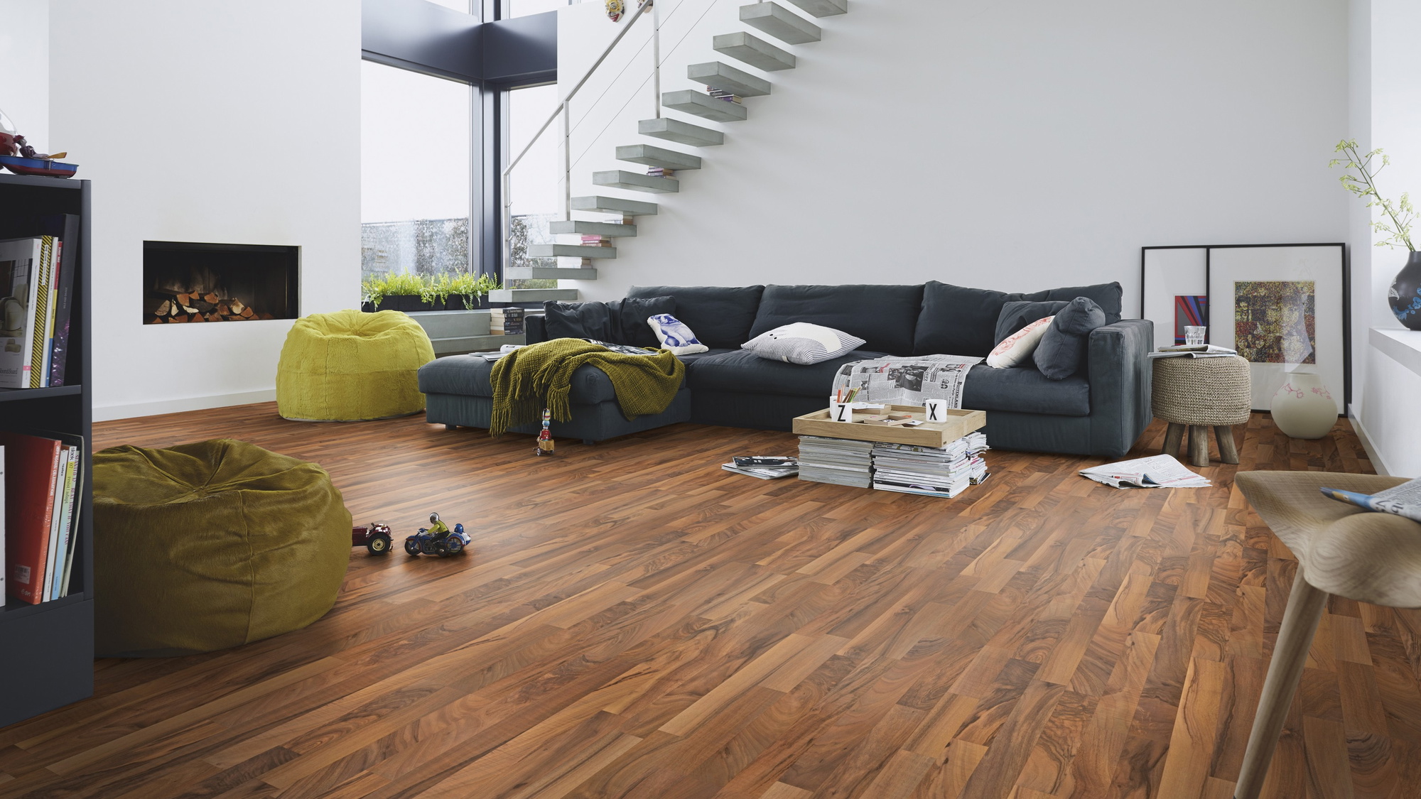 Milieubild Modernes Wohnzimmer mit Kamin - MEISTER Laminat LC 55 S Nussbaum Milieubild Modernes Wohnzimmer mit Kamin - MEISTER 600013-1288198-00211