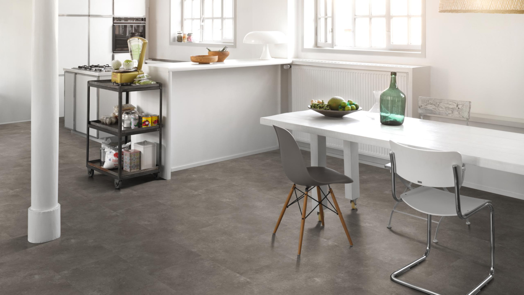 Milieubild Küche mit Essbereich - Parador Klebe-Vinyl Trendtime 5 Dryback Stein Trafalgar dunkelgrau Milieubild Küche mit Essbereich - Parador 1750857