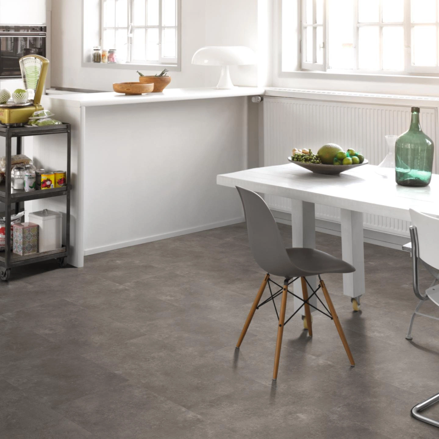 Milieubild Küche mit Essbereich - Parador Klebe-Vinyl Trendtime 5 Dryback Stein Trafalgar dunkelgrau Milieubild Küche mit Essbereich - Parador 1750857