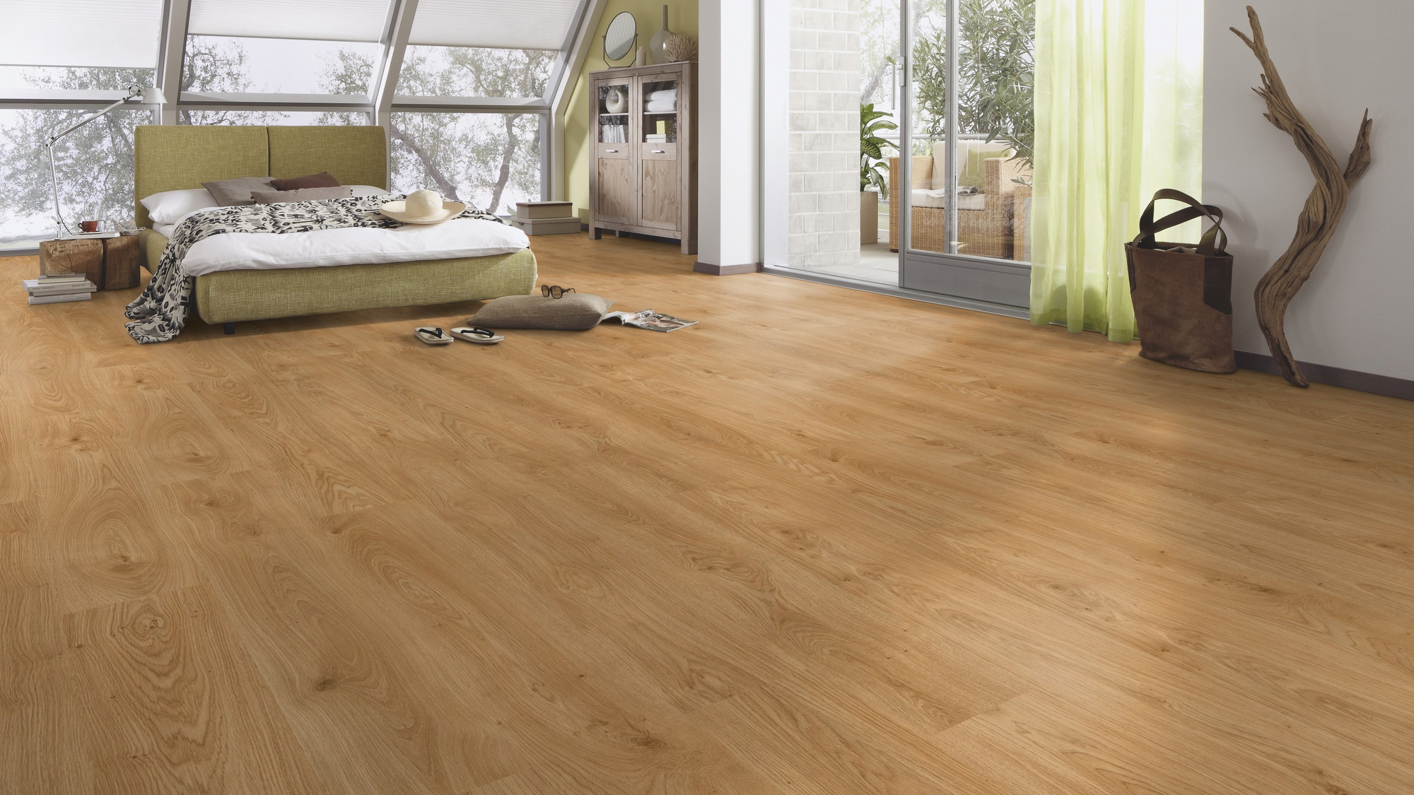 Milieubild Schlafzimmer im modernen Dachgeschoss - MEISTER Laminat LC 150 Ufereiche honig Milieubild Schlafzimmer im modernen Dachgeschoss - MEISTER 600014-1288198-07127
