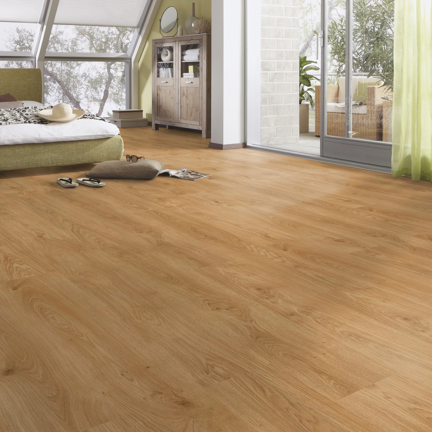 Milieubild Schlafzimmer im modernen Dachgeschoss - MEISTER Laminat LC 150 Ufereiche honig Milieubild Schlafzimmer im modernen Dachgeschoss - MEISTER 600014-1288198-07127