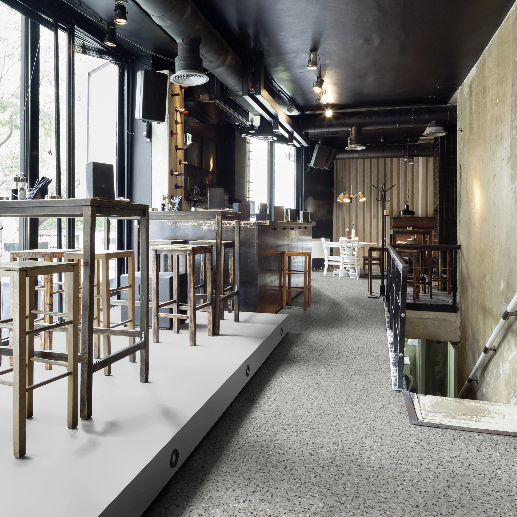 Milieubild Restaurant - Bar mit Tischen und Hockern - wineo Klebe-Bioboden PURLINE wineo 1500 stone XL Venice Terrazzo Grey Milieubild Restaurant - Bar mit Tischen und Hockern - wineo PL15413SXL