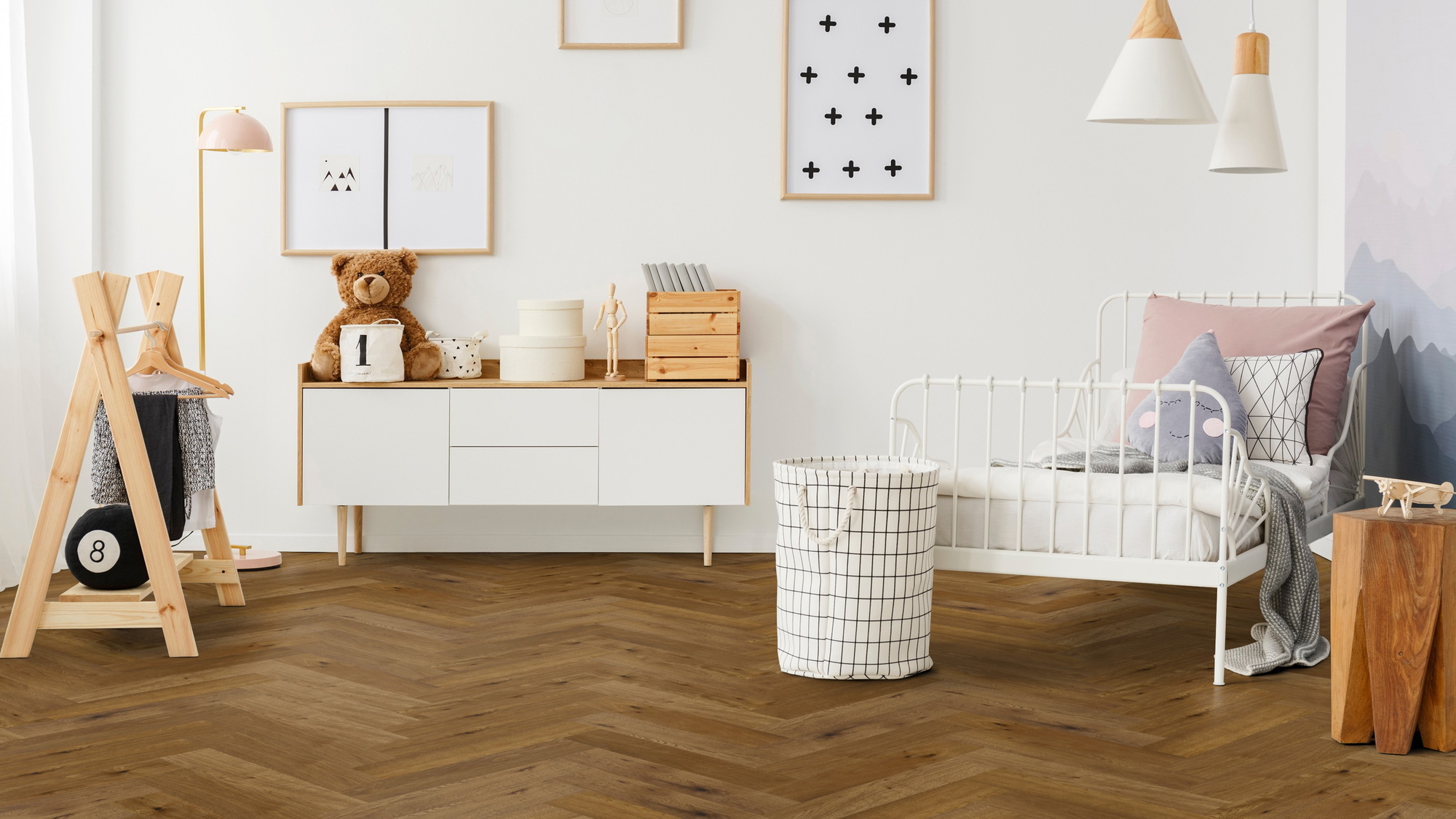 Milieubild Kinderzimmer mit Kinderbett und Kommode - Thede & Witte Parkett Maxistab Eiche geräuchert Milieubild Kinderzimmer mit Kinderbett und Kommode - Thede & Witte 52MSÖENF15EI65