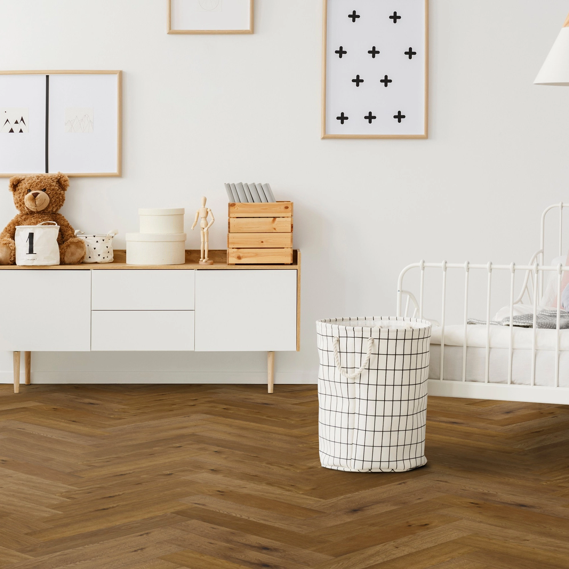 Milieubild Kinderzimmer mit Kinderbett und Kommode - Thede & Witte Parkett Maxistab Eiche geräuchert Milieubild Kinderzimmer mit Kinderbett und Kommode - Thede & Witte 52MSÖENF15EI65