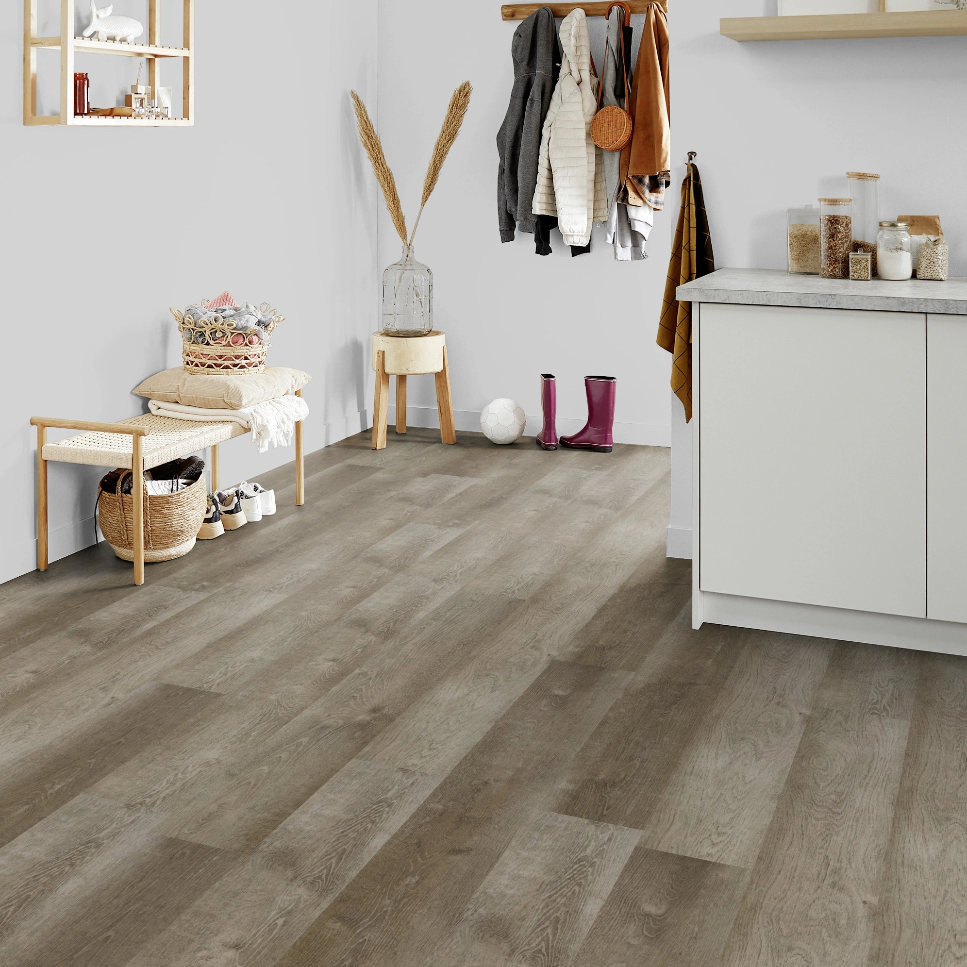 Milieubild Kompakte Küchenzeile im offenen Wohnbereich - Forbo Flooring Klebe-Vinyl Enduro Dryback Wood Natural Grey Oak Milieubild Kompakte Küchenzeile im offenen Wohnbereich - Forbo Flooring 217632