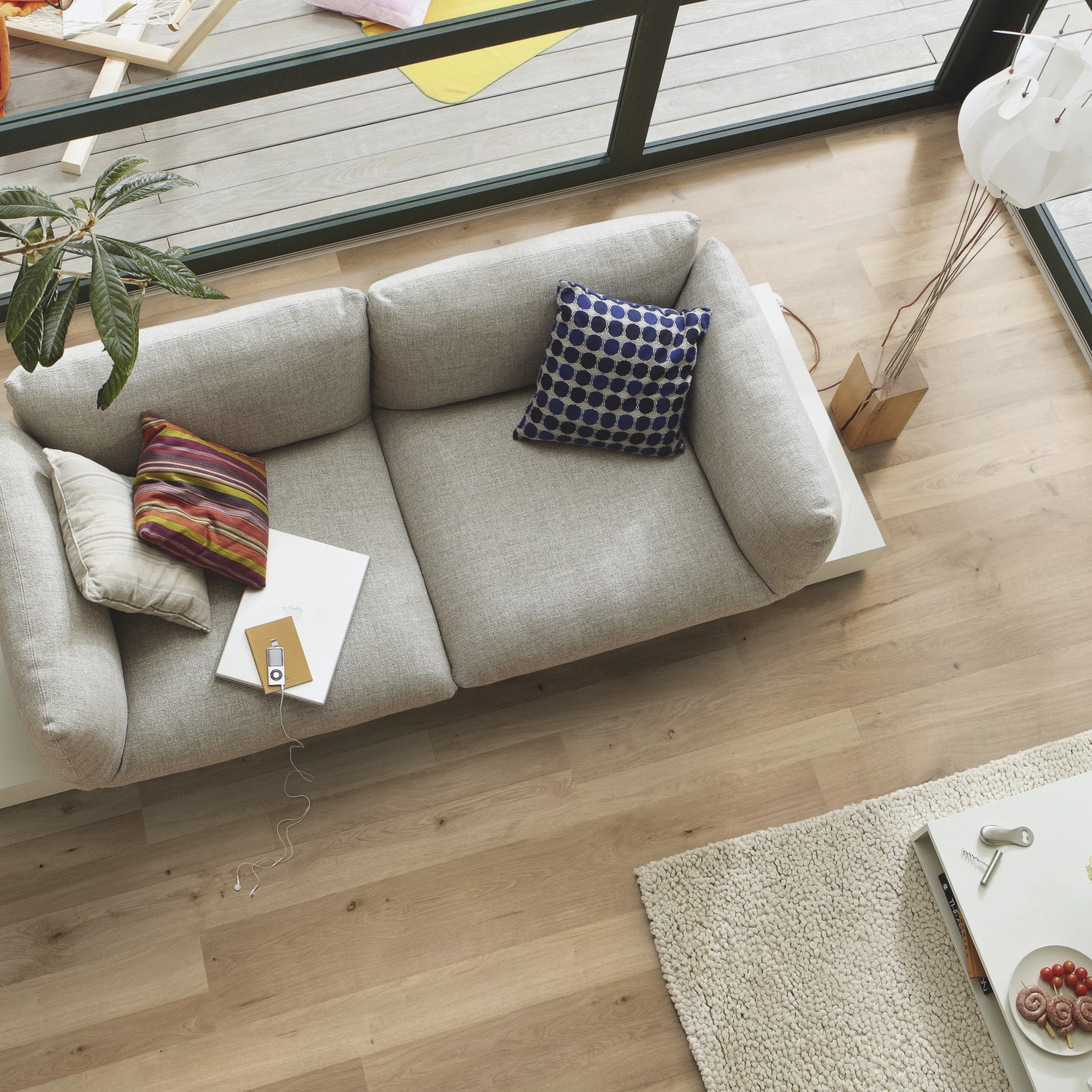 Milieubild Wohnzimmer im Wintergarten - Blick von oben - MEISTER Laminat LC 55 S Natural Oak Milieubild Wohnzimmer im Wintergarten - Blick von oben - MEISTER 600013-1288198-06675